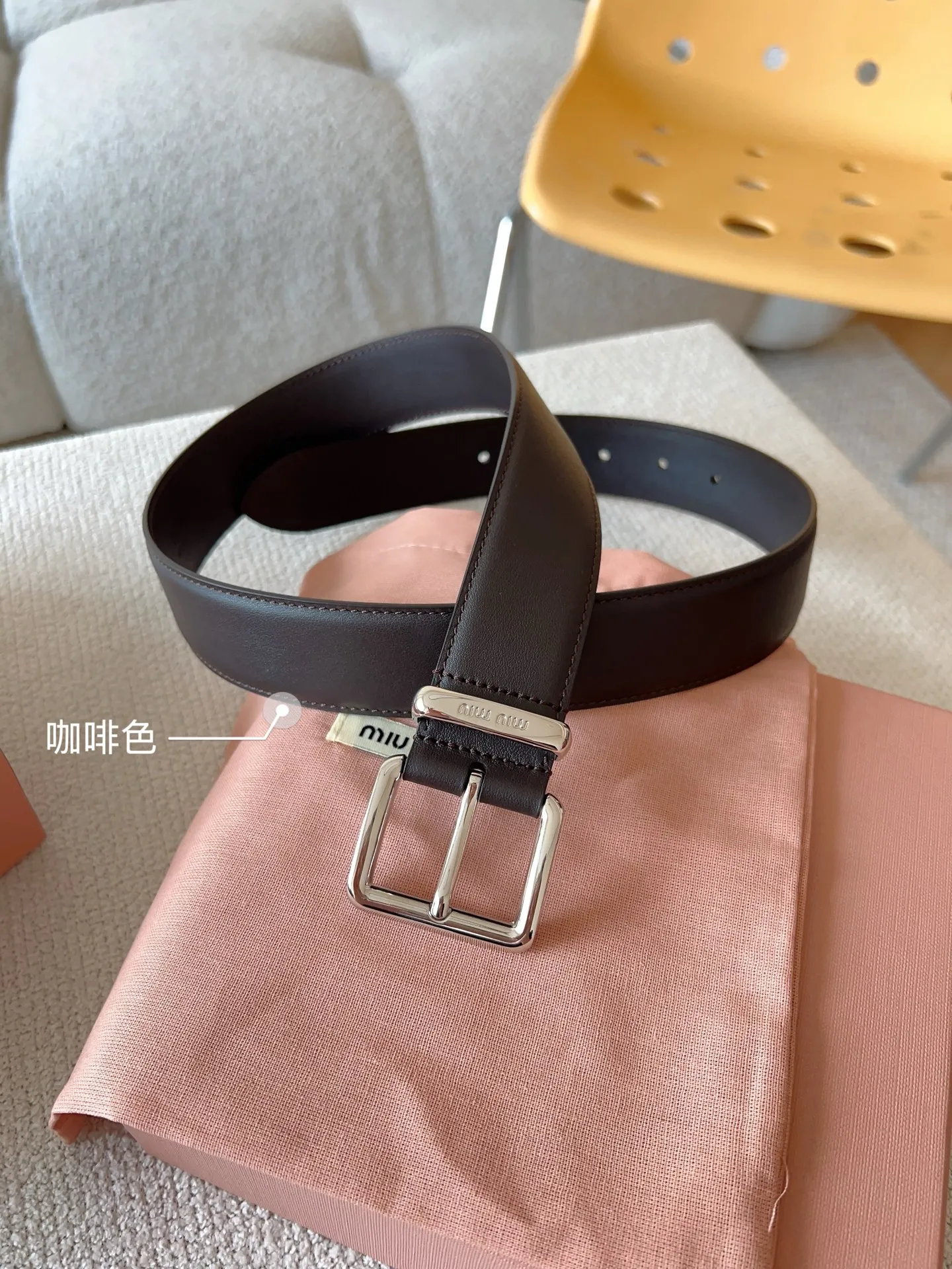 💰480💰Full package💰 💍Purchase level Miu Miu This leather belt has a simple yet elegant design, with the Miu Miu logo on the belt loop. Combining metallic details and signature elements, the Miu Miu belt's refined materials are highlighted. Versatile, practical, casual and elegant, it can be easily styled no matter what style it is! Belt wide width: 35mm