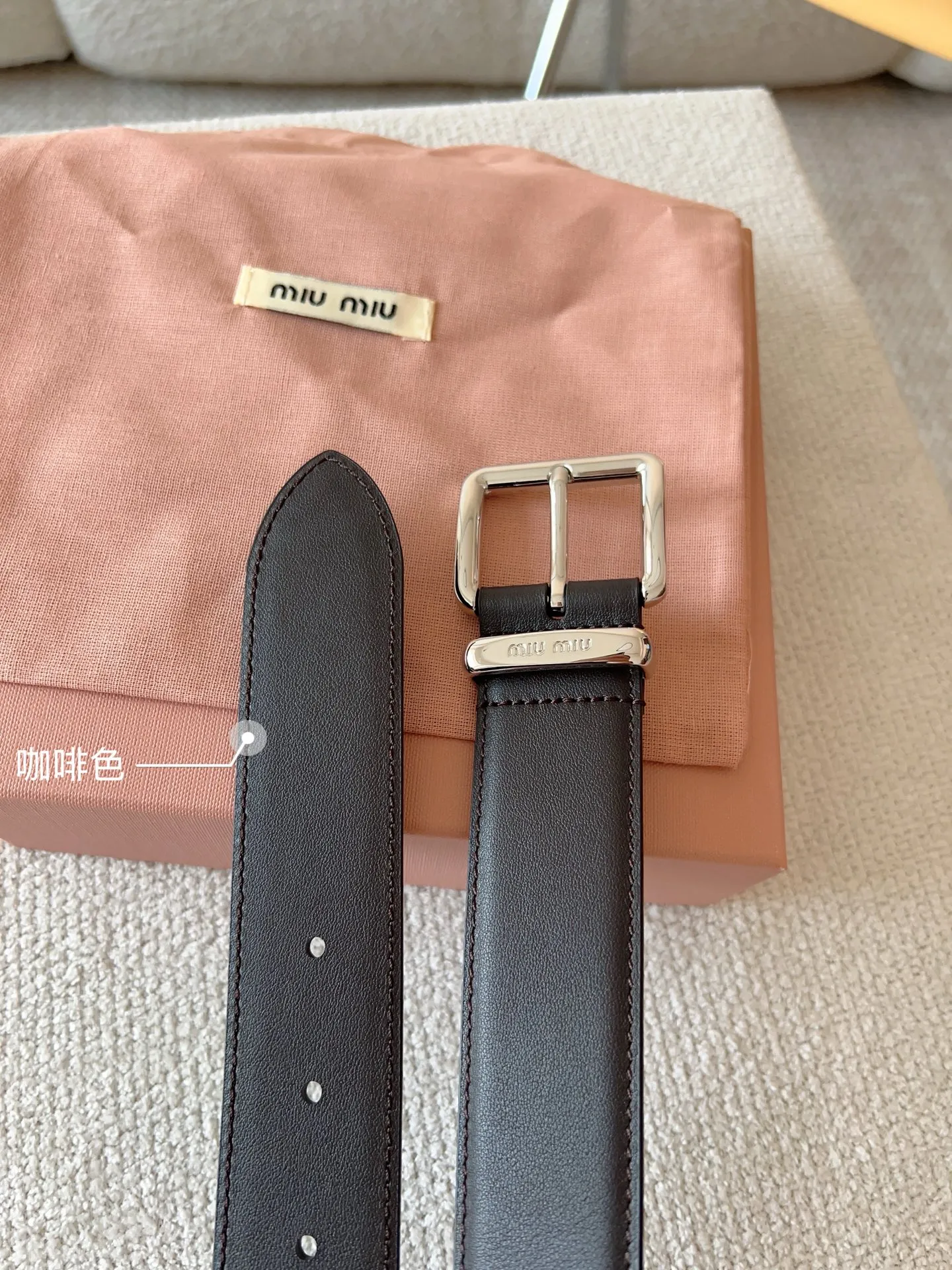 💰480💰Full package💰 💍Purchase level Miu Miu This leather belt has a simple yet elegant design, with the Miu Miu logo on the belt loop. Combining metallic details and signature elements, the Miu Miu belt's refined materials are highlighted. Versatile, practical, casual and elegant, it can be easily styled no matter what style it is! Belt wide width: 35mm