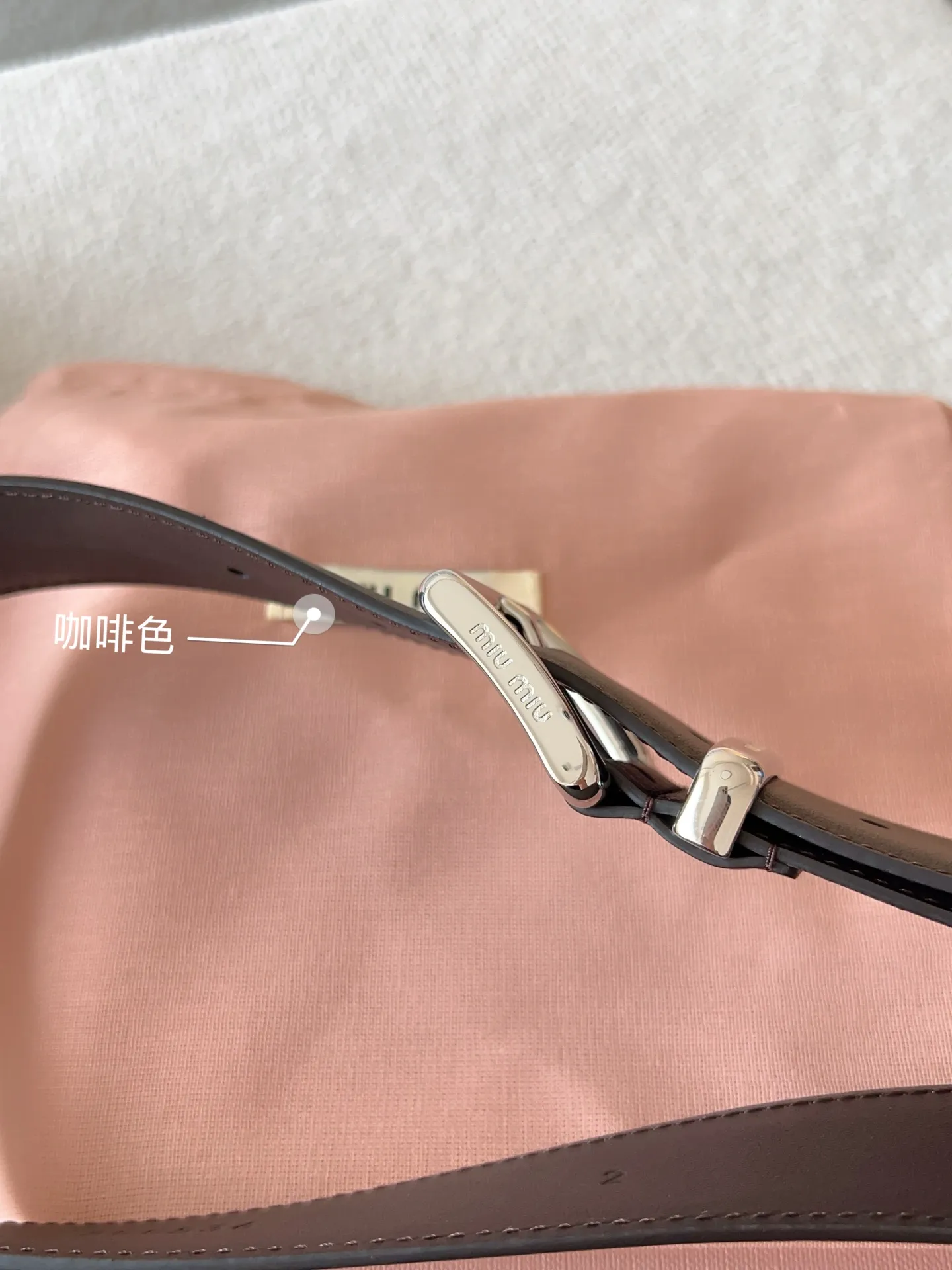 💰480💰Full package💰 💍Purchase level Miu Miu This leather belt has a simple yet elegant design, with the Miu Miu logo on the belt loop. Combining metallic details and signature elements, the Miu Miu belt's refined materials are highlighted. Versatile, practical, casual and elegant, it can be easily styled no matter what style it is! Belt wide width: 35mm