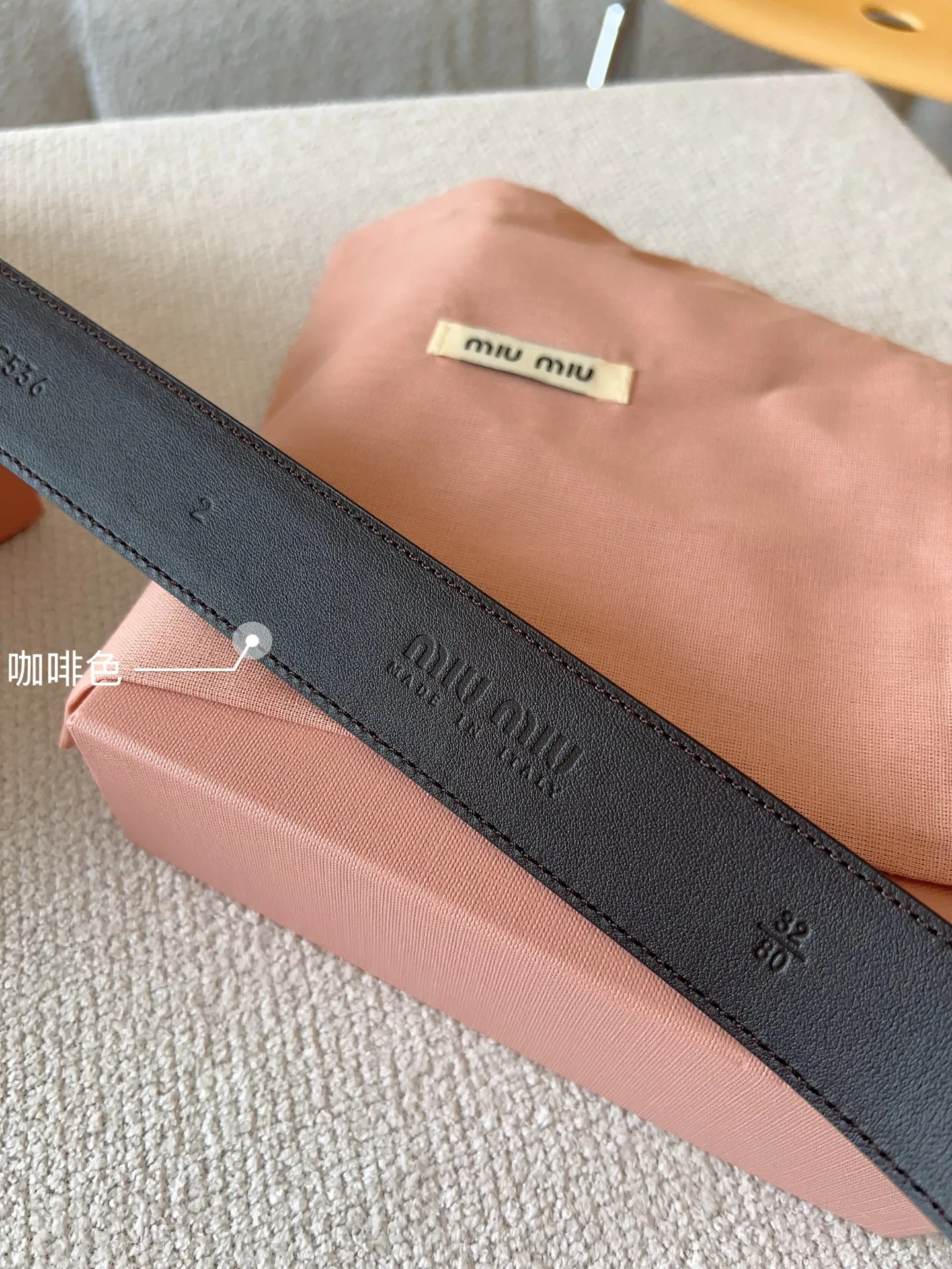 💰480💰Full package💰 💍Purchase level Miu Miu This leather belt has a simple yet elegant design, with the Miu Miu logo on the belt loop. Combining metallic details and signature elements, the Miu Miu belt's refined materials are highlighted. Versatile, practical, casual and elegant, it can be easily styled no matter what style it is! Belt wide width: 35mm