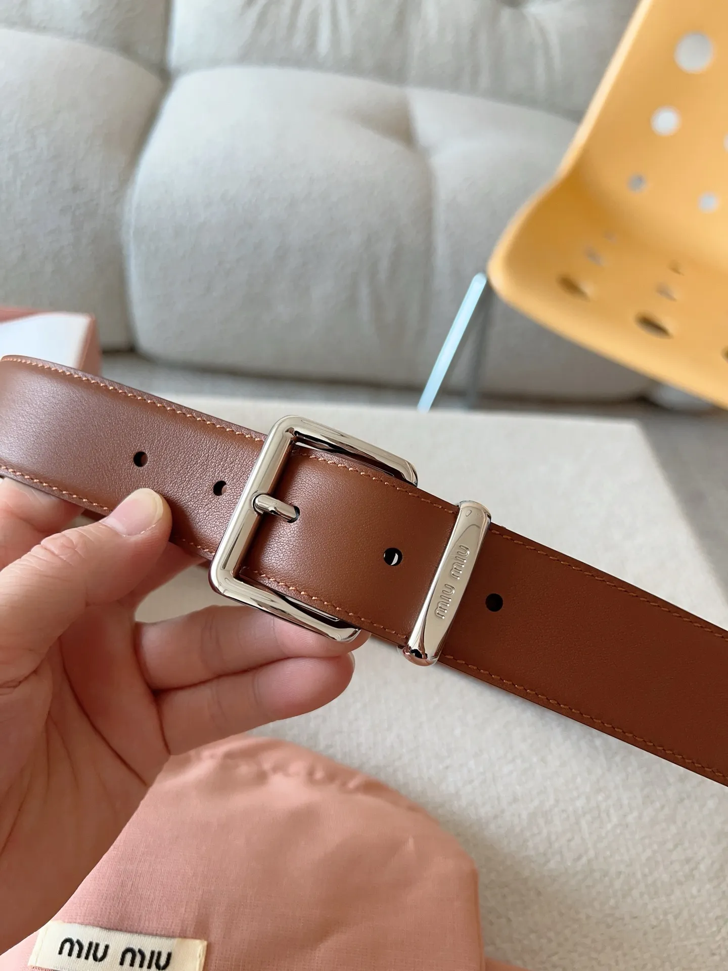 💰480💰Full package💰 💍Purchase level Miu Miu This leather belt has a simple yet elegant design, with the Miu Miu logo on the belt loop. Combining metallic details and signature elements, the Miu Miu belt's refined materials are highlighted. Versatile, practical, casual and elegant, it can be easily styled no matter what style it is! Belt wide width: 35mm