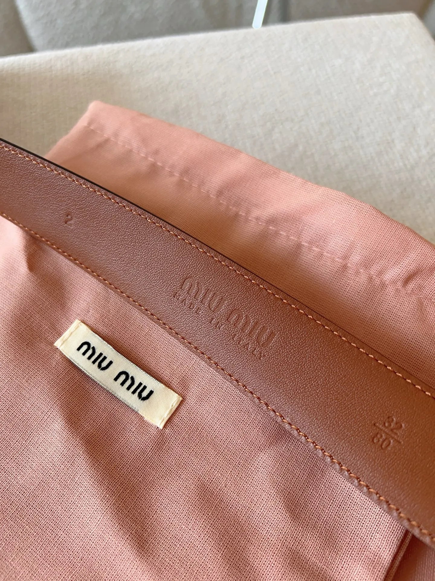 💰480💰Full package💰 💍Purchase level Miu Miu This leather belt has a simple yet elegant design, with the Miu Miu logo on the belt loop. Combining metallic details and signature elements, the Miu Miu belt's refined materials are highlighted. Versatile, practical, casual and elegant, it can be easily styled no matter what style it is! Belt wide width: 35mm