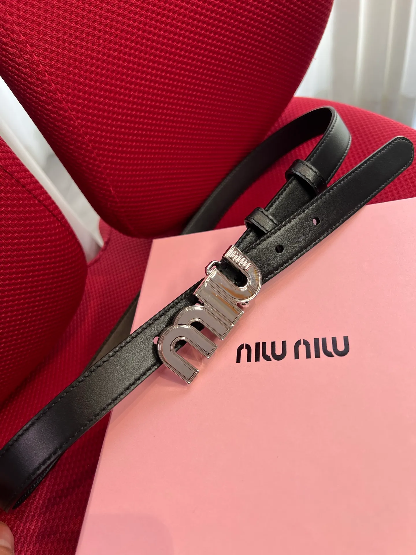 💰460💰Full package💰 💍Purchase level New model from Miumiu miumiu counter⚡️🌹This leather belt is ideal for enhancing your chic style. The eye-catching signature logo adorns the buckle, creating a sophisticated contrasting color and texture effect⚡️🌹Metal logo buckle Buckle with eye-catching logo⚡️🌹Height: 2cm