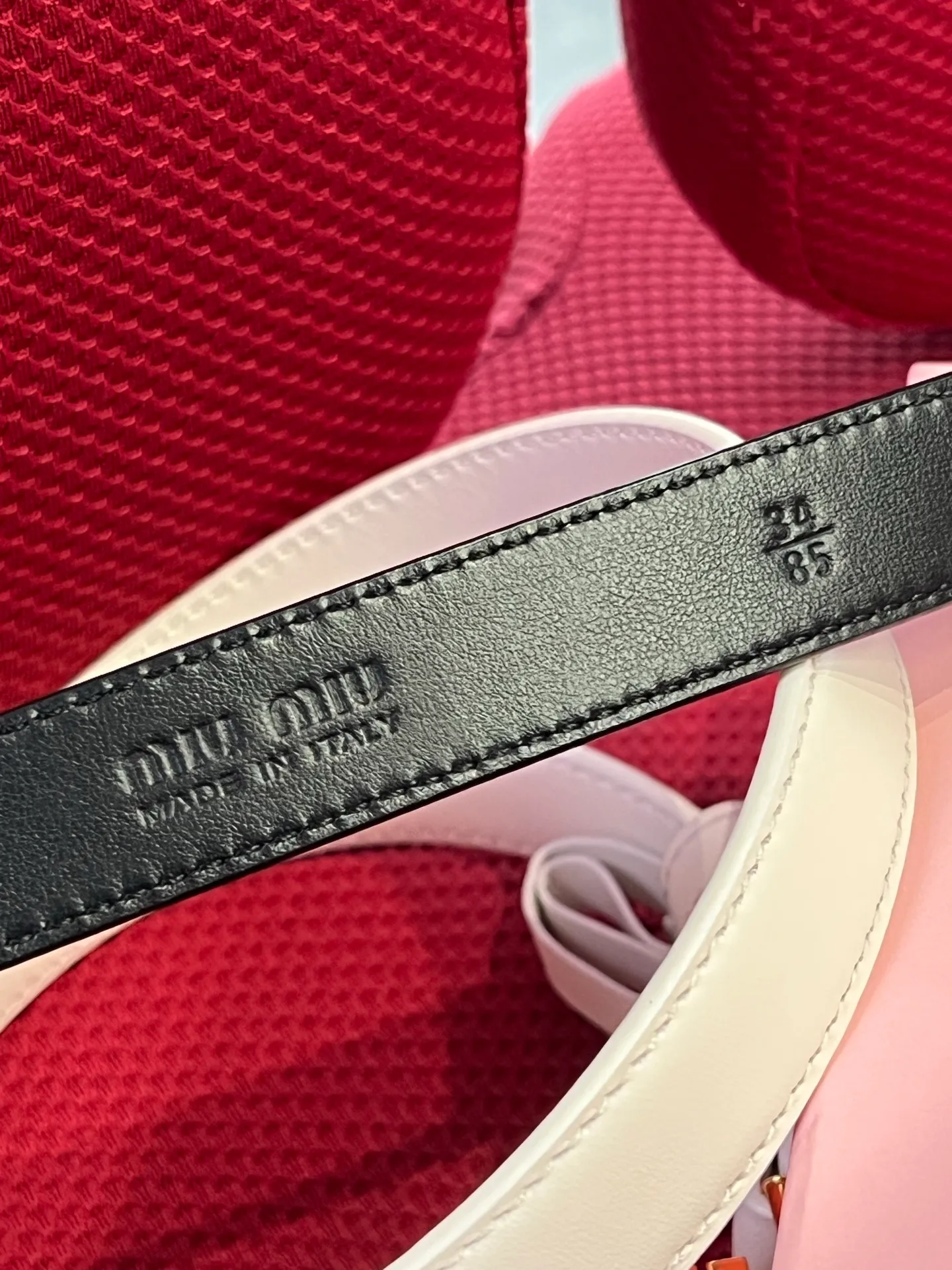 💰460💰Full package💰 💍Purchase level New model from Miumiu miumiu counter⚡️🌹This leather belt is ideal for enhancing your chic style. The eye-catching signature logo adorns the buckle, creating a sophisticated contrasting color and texture effect⚡️🌹Metal logo buckle Buckle with eye-catching logo⚡️🌹Height: 2cm