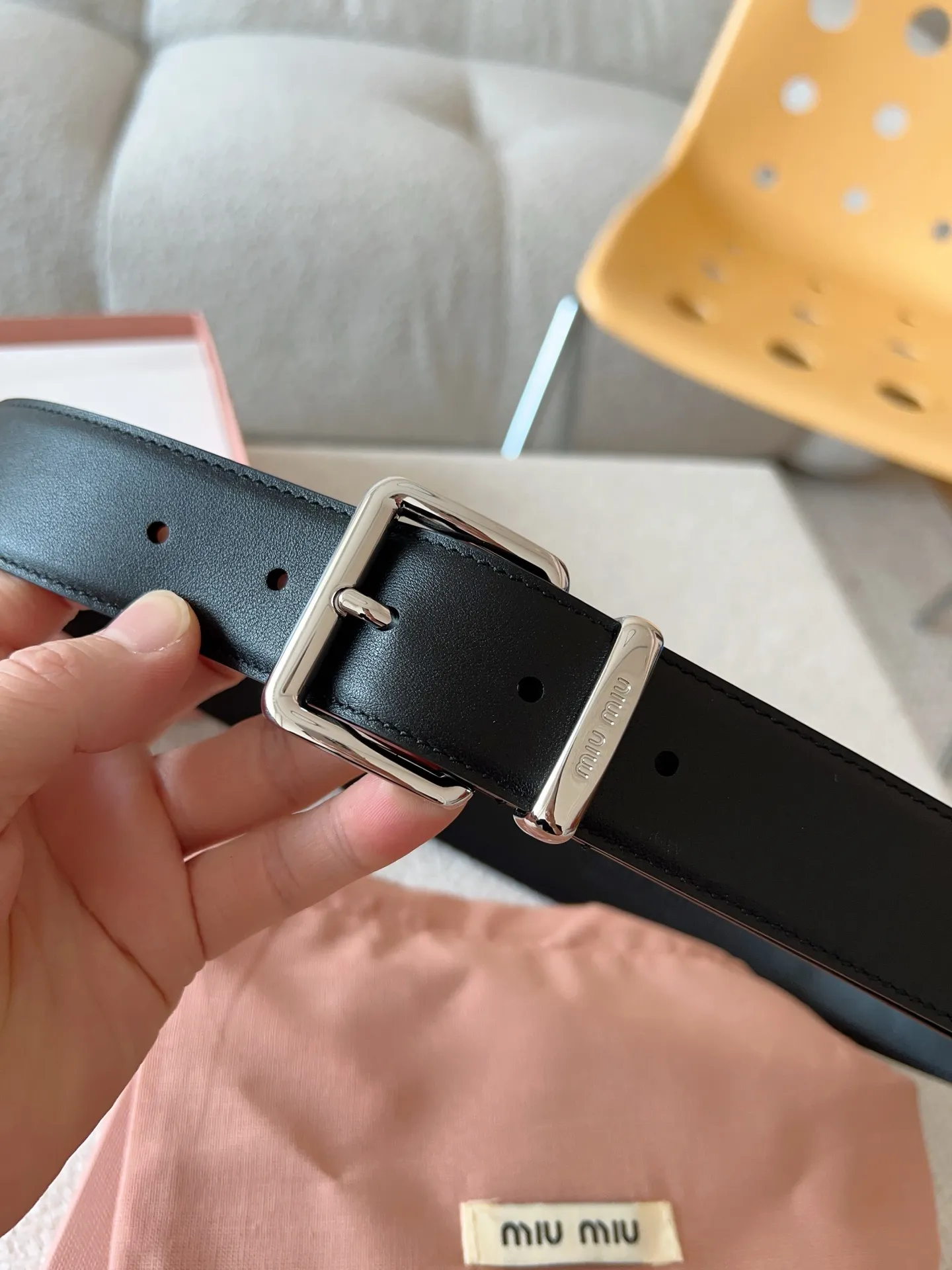 💰480💰Full package💰 💍Purchase level Miu Miu This leather belt has a simple yet elegant design, with the Miu Miu logo on the belt loop. Combining metallic details and signature elements, the Miu Miu belt's refined materials are highlighted. Versatile, practical, casual and elegant, it can be easily styled no matter what style it is! Belt wide width: 35mm