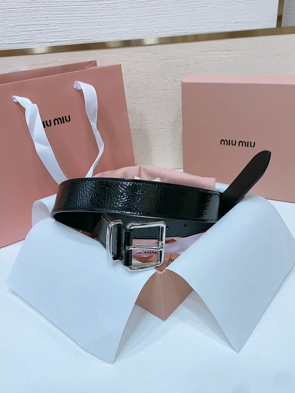 💰440💰Full package💰 💍Purchase level New model from Miumiu miumiu counter⚡️ This leather belt is ideal to enhance your chic style⚡️Eye-catching engraved hardware logo with square pin buckle, soft and delicate calfskin to the touch. Very fashionable and versatile⚡️Width: 3.4cm