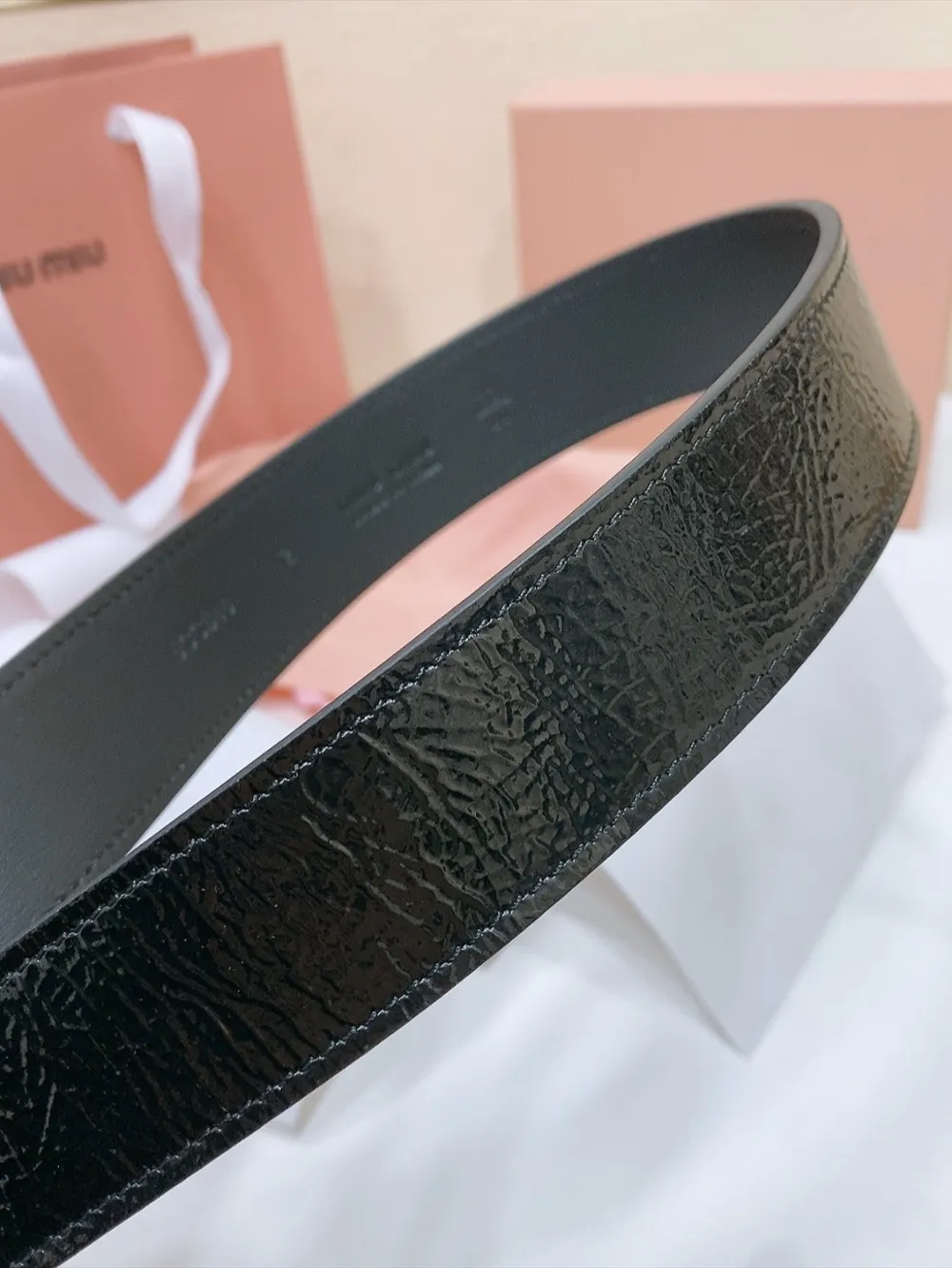 💰440💰Full package💰 💍Purchase level New model from Miumiu miumiu counter⚡️ This leather belt is ideal to enhance your chic style⚡️Eye-catching engraved hardware logo with square pin buckle, soft and delicate calfskin to the touch. Very fashionable and versatile⚡️Width: 3.4cm