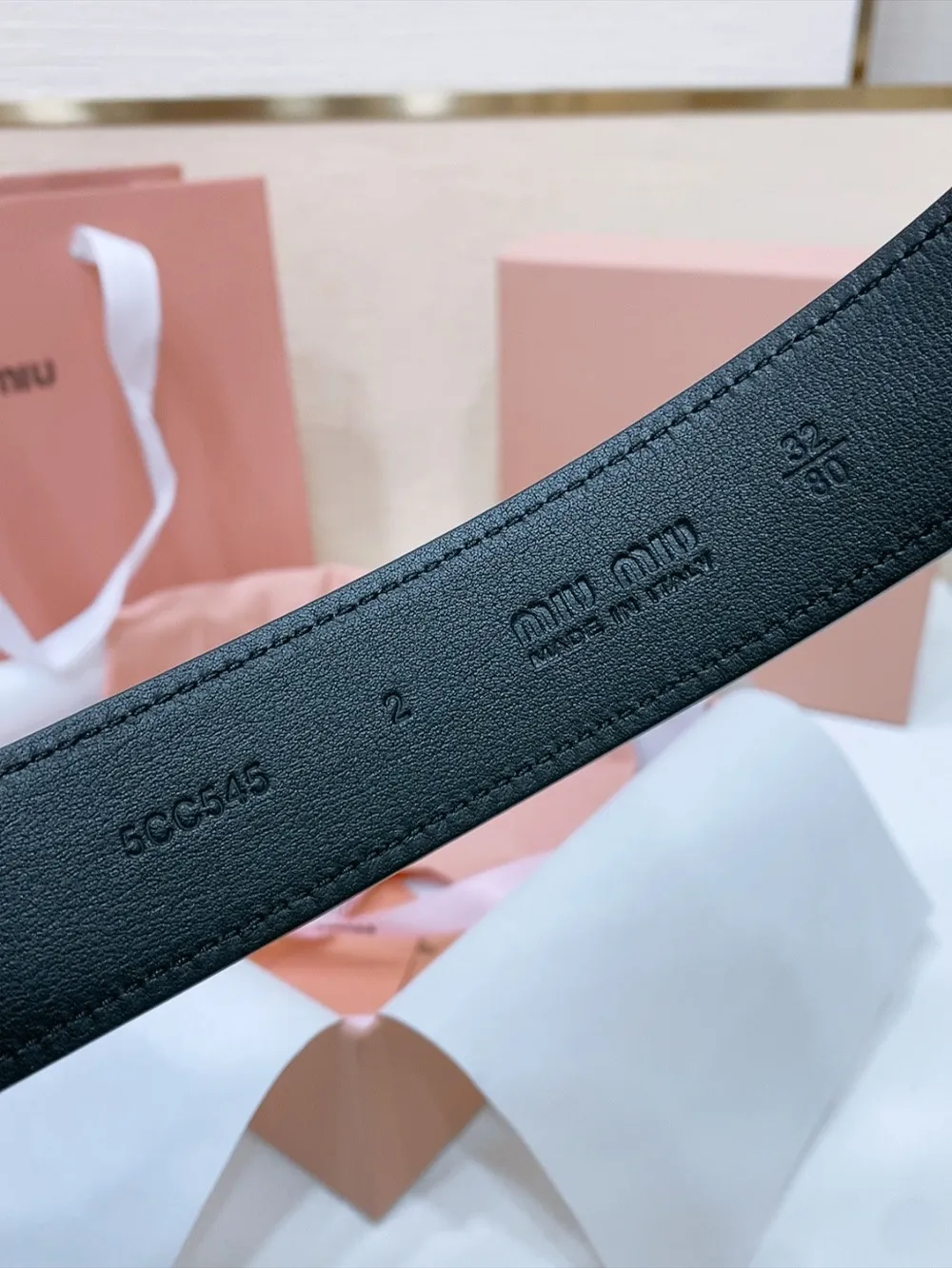 💰440💰Full package💰 💍Purchase level New model from Miumiu miumiu counter⚡️ This leather belt is ideal to enhance your chic style⚡️Eye-catching engraved hardware logo with square pin buckle, soft and delicate calfskin to the touch. Very fashionable and versatile⚡️Width: 3.4cm