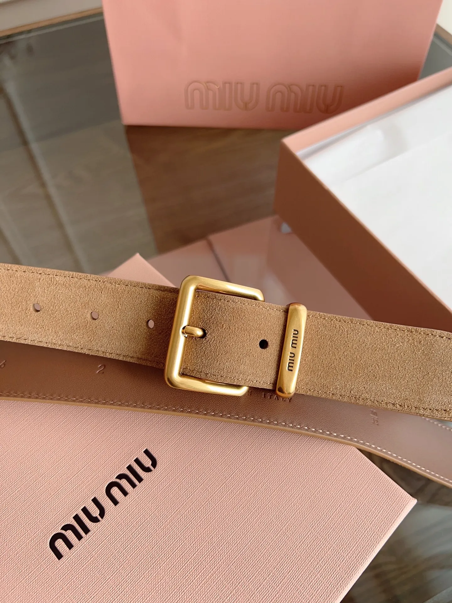 💰460💰Full package💰 💍Purchase level MiuMiu⚡️🌹Width 3.5cm No. 5CC536⚡️🌹Double-sided first-layer suede calfskin material, soft and comfortable leather⚡️🌹Original steel stamped logo on the back. Fine workmanship, with pure copper buckle (bronze, gold, silver)