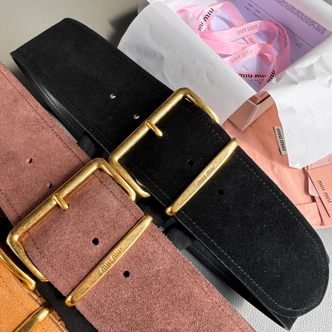 💰560💰Authentic packaging💰 💍Purchase grade Miu Miu 24 metal buckle. The belt loop is decorated with laser engraved logo. This leather belt has a simple and elegant design. The belt ring has the Miu Miu logo. Imported cowhide belt 6.0cm