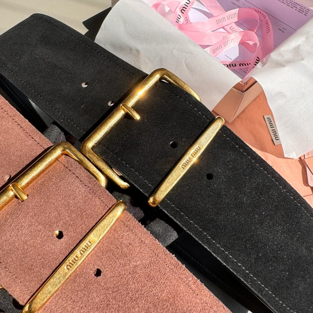 💰560💰Authentic packaging💰 💍Purchase grade Miu Miu 24 metal buckle. The belt loop is decorated with laser engraved logo. This leather belt has a simple and elegant design. The belt ring has the Miu Miu logo. Imported cowhide belt 6.0cm