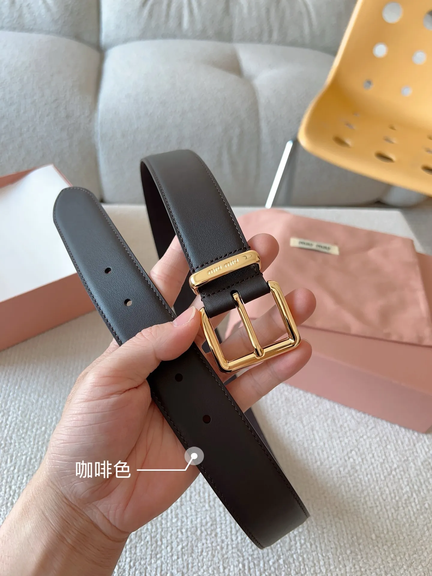 💰480💰Full package💰 💍Purchase level Miu Miu This leather belt has a simple yet elegant design, with the Miu Miu logo on the belt loop. Combining metallic details and signature elements, the Miu Miu belt's refined materials are highlighted. Versatile, practical, casual and elegant, it can be easily styled no matter what style it is! Belt wide width: 35mm