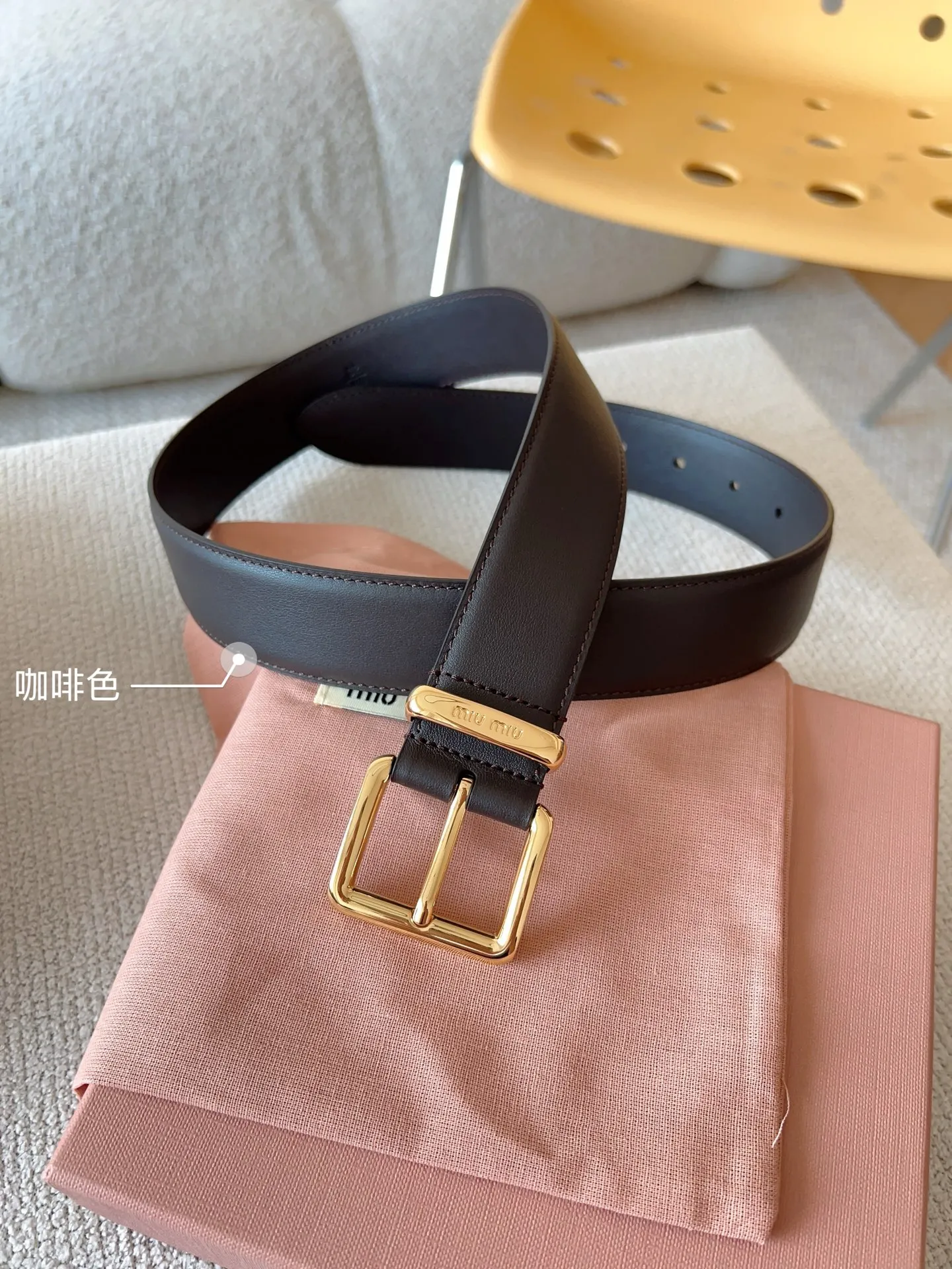 💰480💰Full package💰 💍Purchase level Miu Miu This leather belt has a simple yet elegant design, with the Miu Miu logo on the belt loop. Combining metallic details and signature elements, the Miu Miu belt's refined materials are highlighted. Versatile, practical, casual and elegant, it can be easily styled no matter what style it is! Belt wide width: 35mm