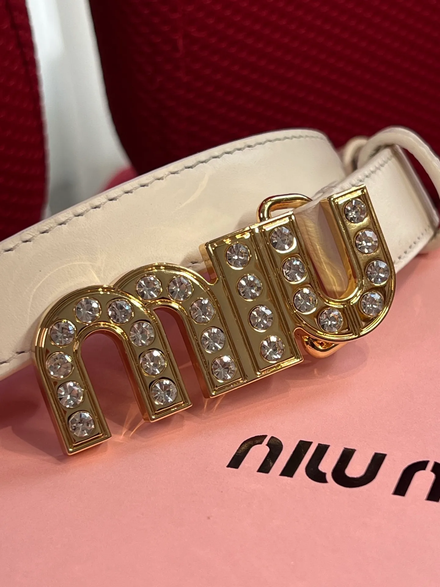 💰460💰Full package💰 💍Purchase level New model from Miumiu miumiu counter⚡️🌹This leather belt is ideal for enhancing your chic style. The eye-catching signature logo adorns the buckle, creating a sophisticated contrasting color and texture effect⚡️🌹Metal logo buckle Buckle with eye-catching logo⚡️🌹Height: 2cm