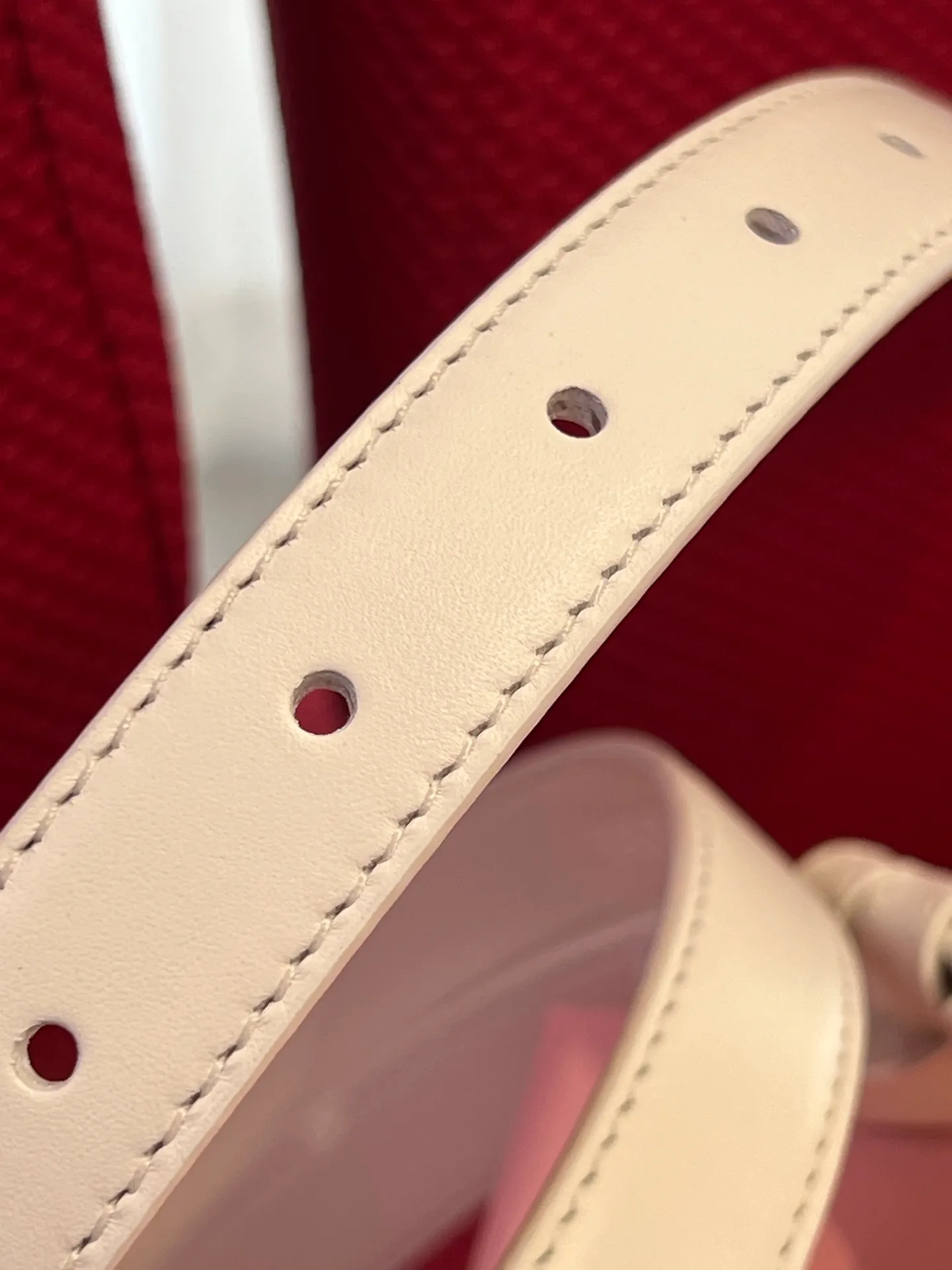 💰460💰Full package💰 💍Purchase level New model from Miumiu miumiu counter⚡️🌹This leather belt is ideal for enhancing your chic style. The eye-catching signature logo adorns the buckle, creating a sophisticated contrasting color and texture effect⚡️🌹Metal logo buckle Buckle with eye-catching logo⚡️🌹Height: 2cm