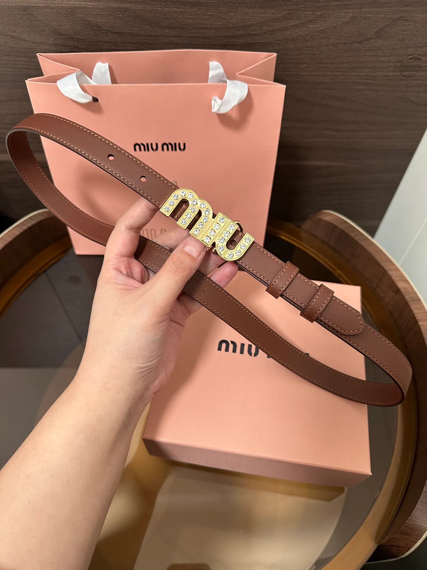 💰460💰Full package💰 💍Purchase level Miumiu⚡️🌹This leather belt is ideal for enhancing your chic style. The eye-catching iconic logo embellishes the buckle to create exquisite contrasting colors and texture effects. Width 2.0cm