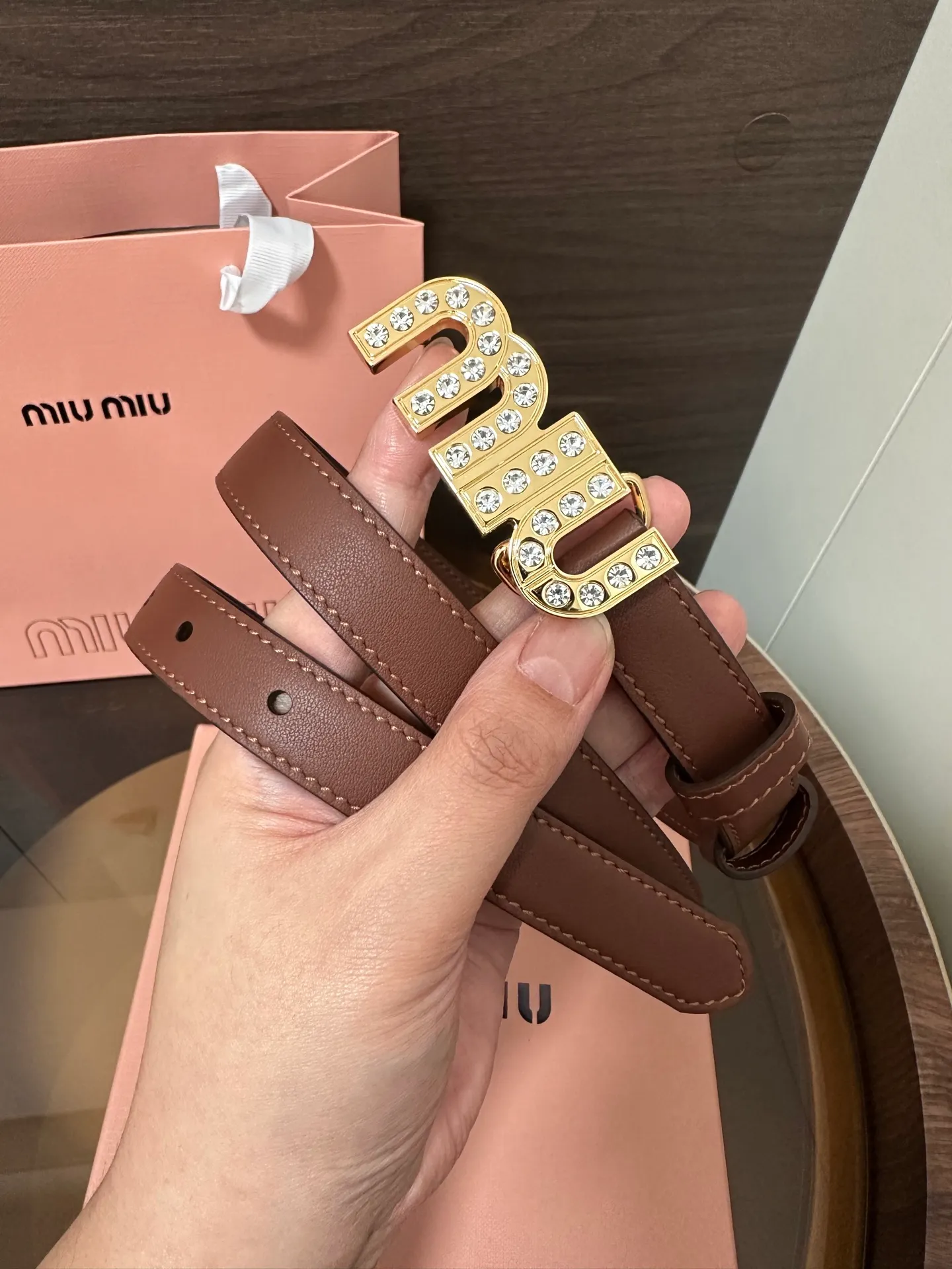 💰460💰Full package💰 💍Purchase level Miumiu⚡️🌹This leather belt is ideal for enhancing your chic style. The eye-catching iconic logo embellishes the buckle to create exquisite contrasting colors and texture effects. Width 2.0cm