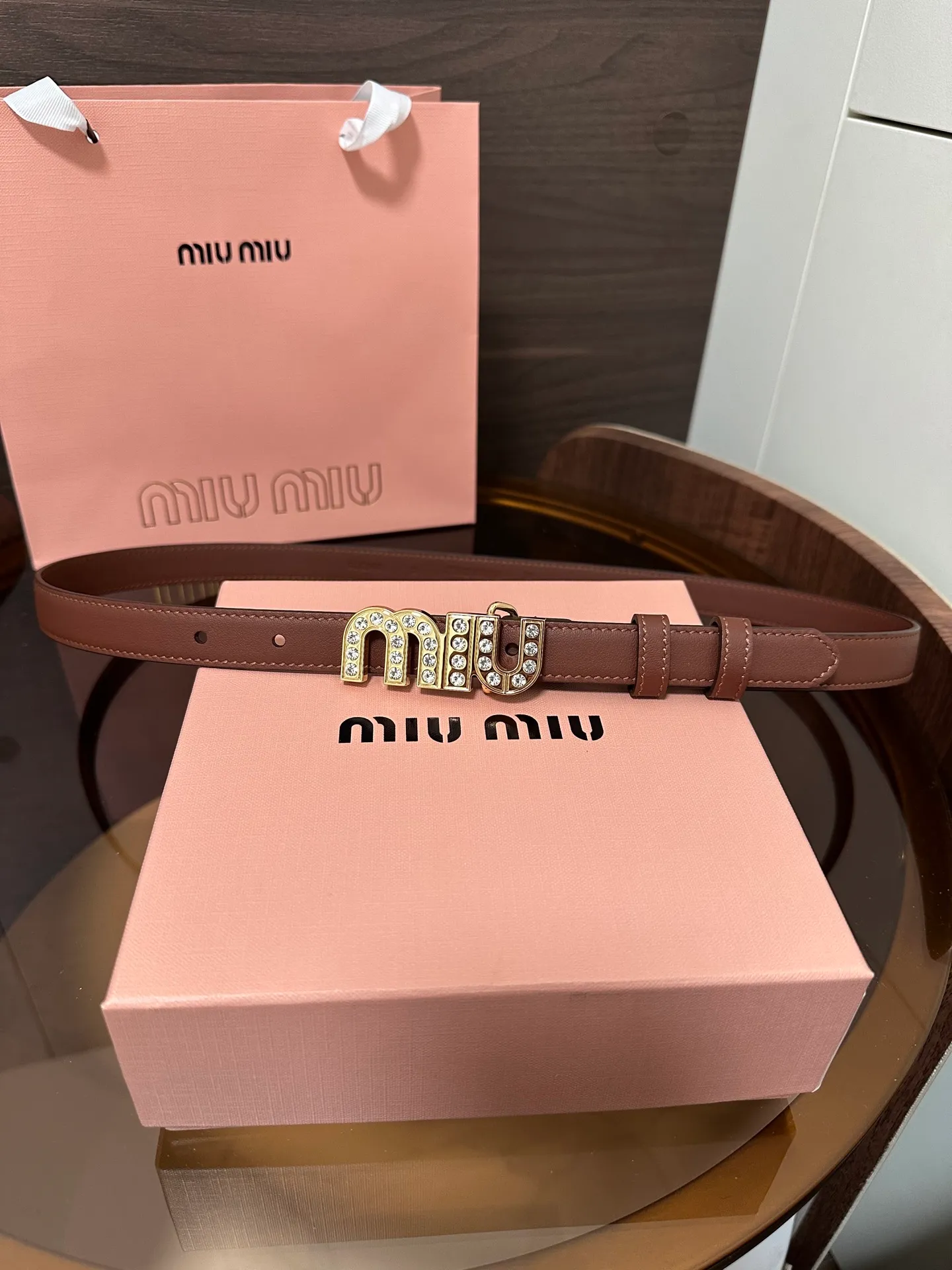 💰460💰Full package💰 💍Purchase level Miumiu⚡️🌹This leather belt is ideal for enhancing your chic style. The eye-catching iconic logo embellishes the buckle to create exquisite contrasting colors and texture effects. Width 2.0cm