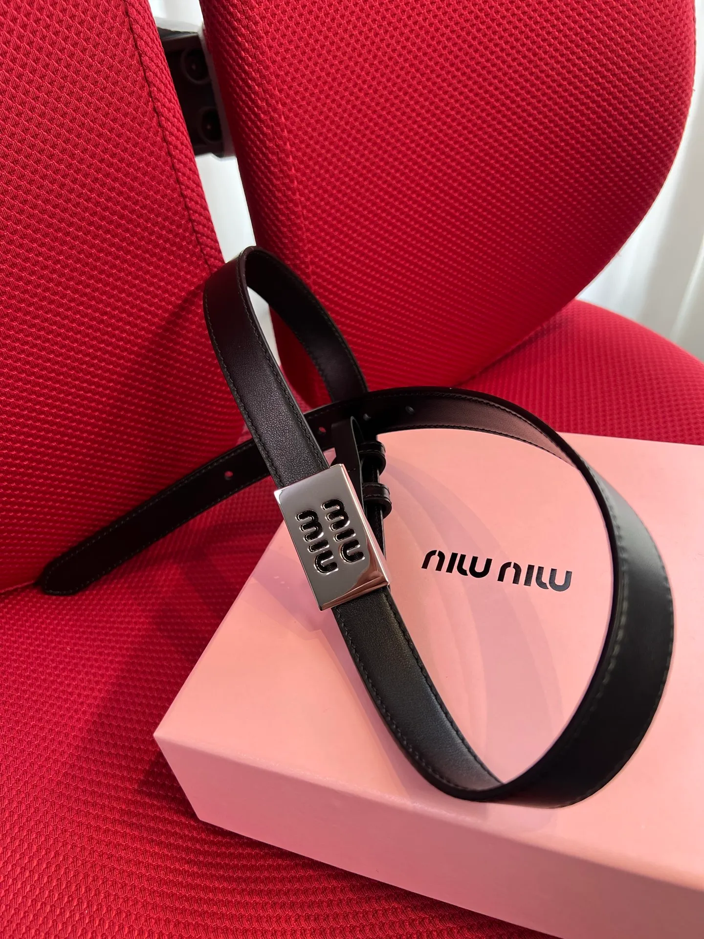 💰440💰Full package💰 💍Purchase level New model from Miumiu miumiu counter⚡️🌹This leather belt is ideal for enhancing your chic style. The eye-catching signature logo adorns the buckle, creating a sophisticated contrasting color and texture effect⚡️🌹Metal logo buckle Buckle with eye-catching logo⚡️🌹Height: 2cm