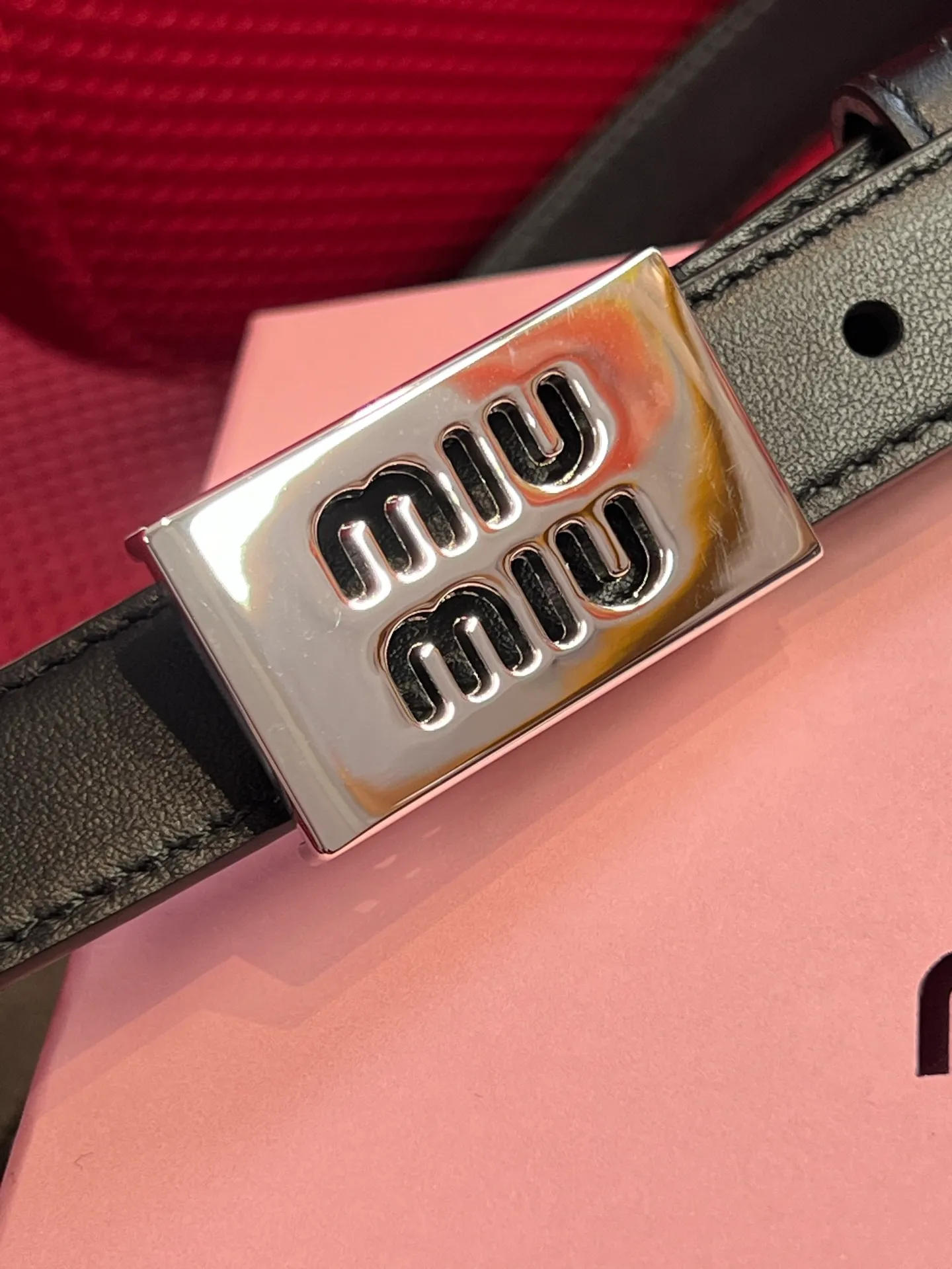 💰440💰Full package💰 💍Purchase level New model from Miumiu miumiu counter⚡️🌹This leather belt is ideal for enhancing your chic style. The eye-catching signature logo adorns the buckle, creating a sophisticated contrasting color and texture effect⚡️🌹Metal logo buckle Buckle with eye-catching logo⚡️🌹Height: 2cm