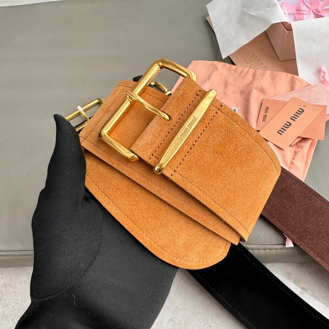 💰560💰Authentic packaging💰 💍Purchase grade Miu Miu 24 metal buckle. The belt loop is decorated with laser engraved logo. This leather belt has a simple and elegant design. The belt ring has the Miu Miu logo. Imported cowhide belt 6.0cm