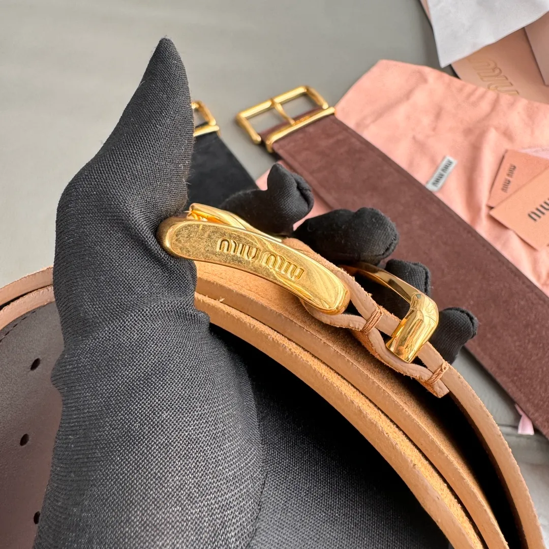 💰560💰Authentic packaging💰 💍Purchase grade Miu Miu 24 metal buckle. The belt loop is decorated with laser engraved logo. This leather belt has a simple and elegant design. The belt ring has the Miu Miu logo. Imported cowhide belt 6.0cm