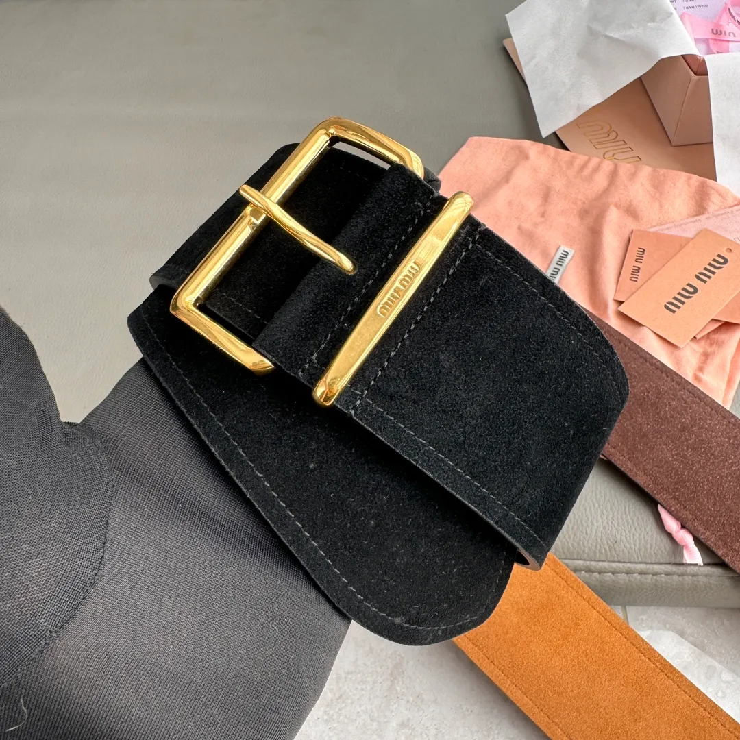 💰560💰Authentic packaging💰 💍Purchase grade Miu Miu 24 metal buckle. The belt loop is decorated with laser engraved logo. This leather belt has a simple and elegant design. The belt ring has the Miu Miu logo. Imported cowhide belt 6.0cm