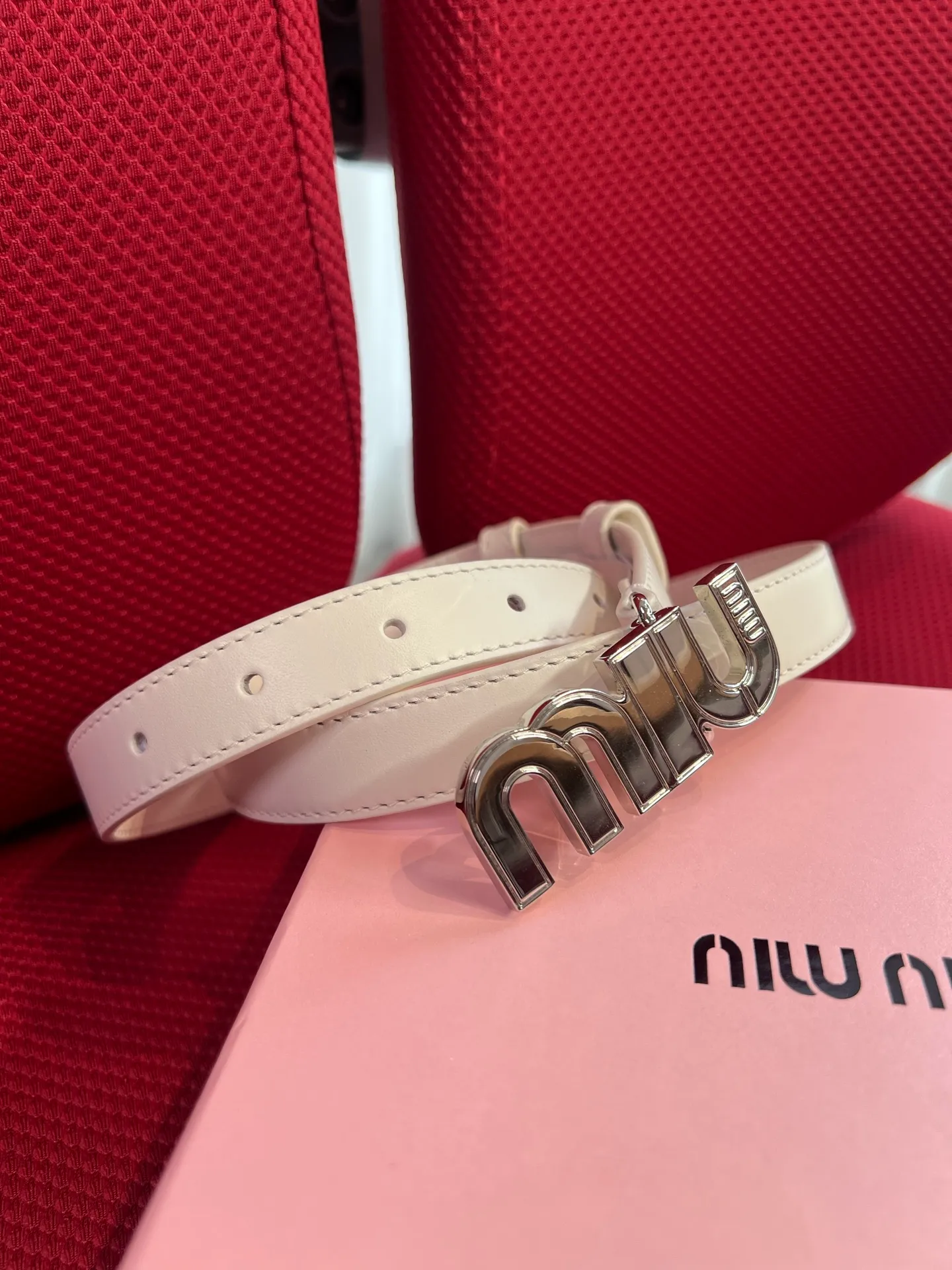 💰460💰Full package💰 💍Purchase level New model from Miumiu miumiu counter⚡️🌹This leather belt is ideal for enhancing your chic style. The eye-catching signature logo adorns the buckle, creating a sophisticated contrasting color and texture effect⚡️🌹Metal logo buckle Buckle with eye-catching logo⚡️🌹Height: 2cm