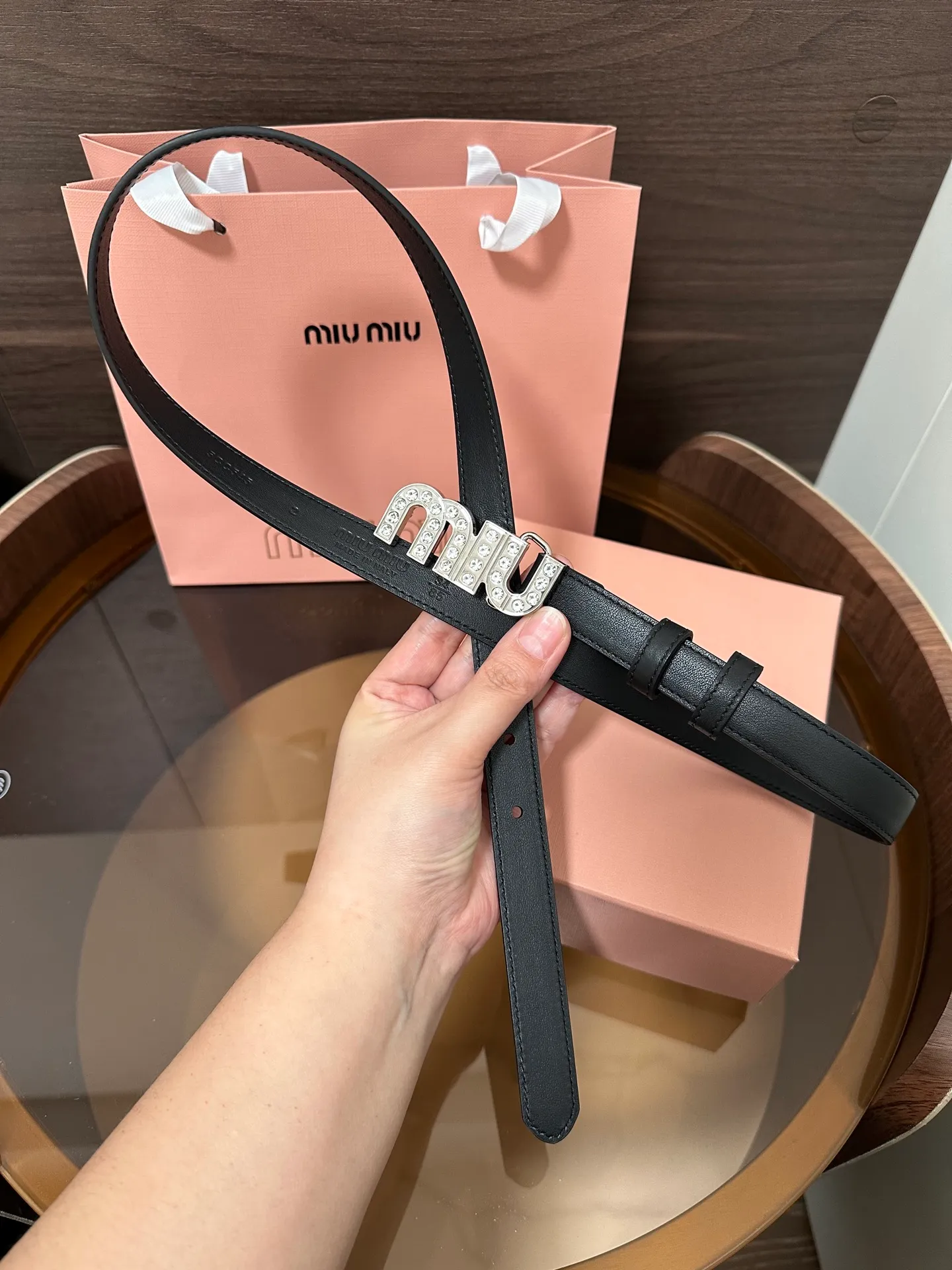 💰460💰Full package💰 💍Purchase level Miumiu⚡️🌹This leather belt is ideal for enhancing your chic style. The eye-catching iconic logo embellishes the buckle to create exquisite contrasting colors and texture effects. Width 2.0cm