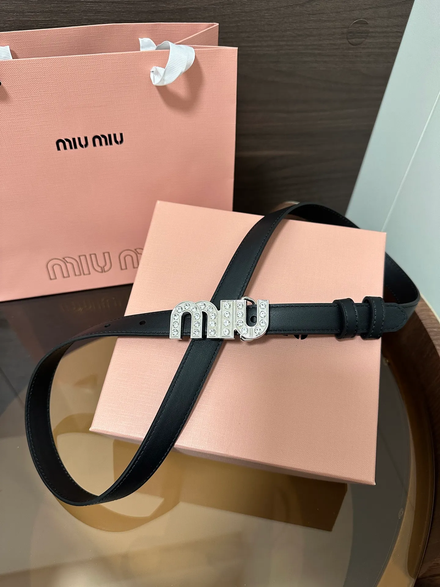 💰460💰Full package💰 💍Purchase level Miumiu⚡️🌹This leather belt is ideal for enhancing your chic style. The eye-catching iconic logo embellishes the buckle to create exquisite contrasting colors and texture effects. Width 2.0cm