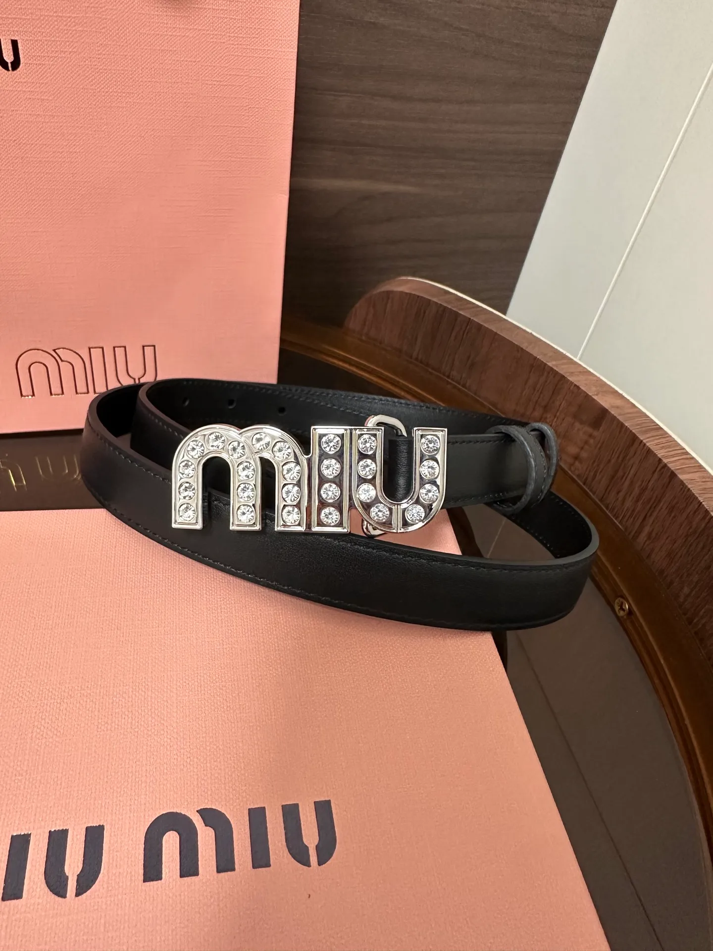 💰460💰Full package💰 💍Purchase level Miumiu⚡️🌹This leather belt is ideal for enhancing your chic style. The eye-catching iconic logo embellishes the buckle to create exquisite contrasting colors and texture effects. Width 2.0cm