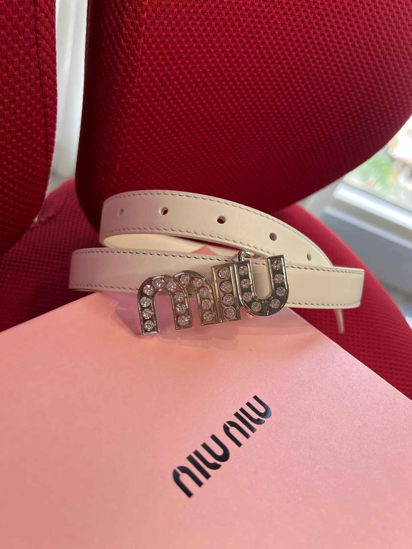 💰460💰Full package💰 💍Purchase level New model from Miumiu miumiu counter⚡️🌹This leather belt is ideal for enhancing your chic style. The eye-catching signature logo adorns the buckle, creating a sophisticated contrasting color and texture effect⚡️🌹Metal logo buckle Buckle with eye-catching logo⚡️🌹Height: 2cm