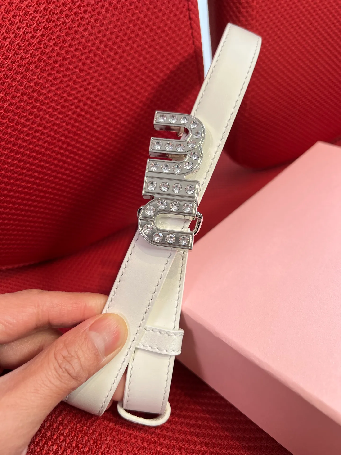 💰460💰Full package💰 💍Purchase level New model from Miumiu miumiu counter⚡️🌹This leather belt is ideal for enhancing your chic style. The eye-catching signature logo adorns the buckle, creating a sophisticated contrasting color and texture effect⚡️🌹Metal logo buckle Buckle with eye-catching logo⚡️🌹Height: 2cm