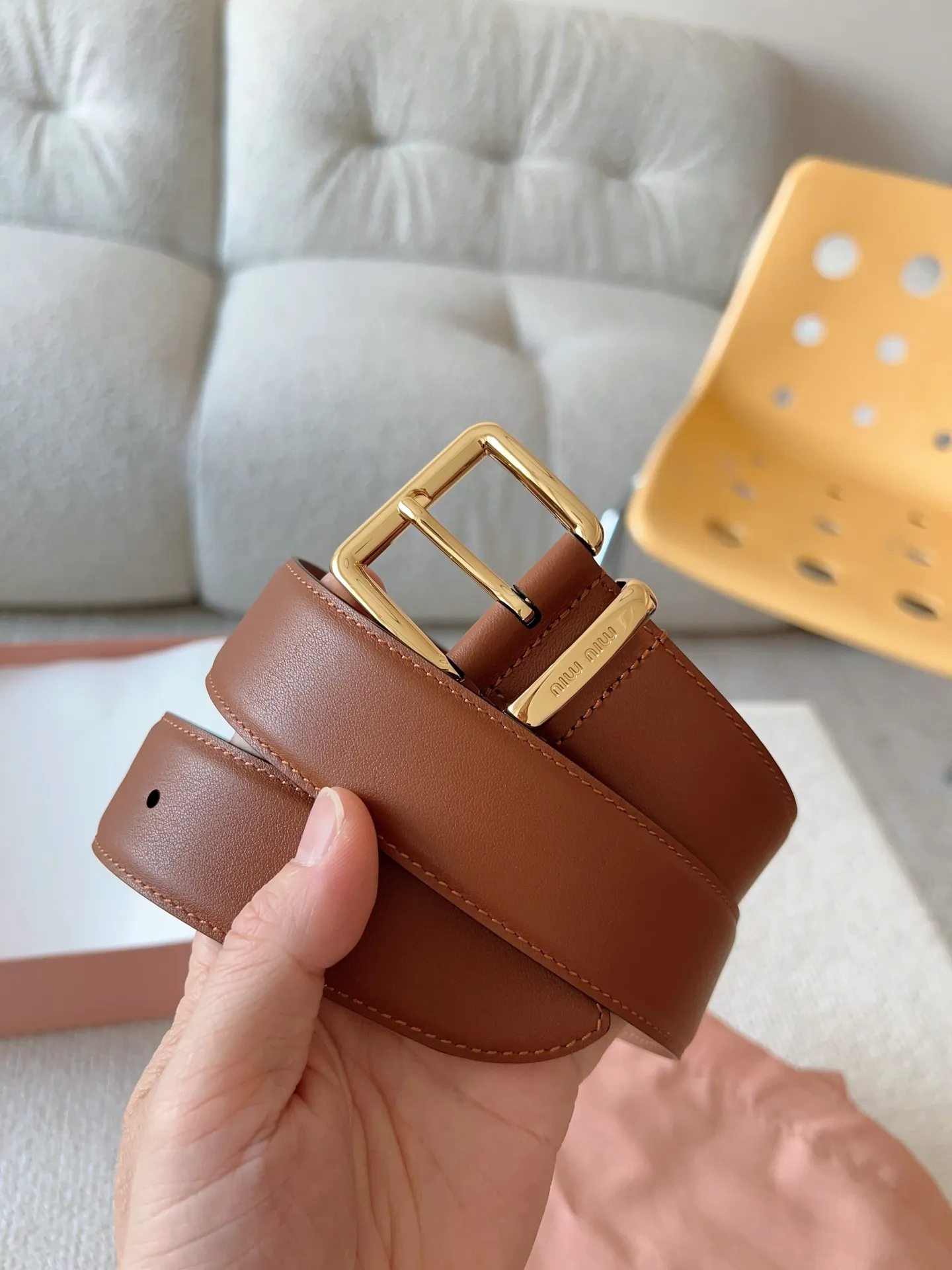 💰480💰Full package💰 💍Purchase level Miu Miu This leather belt has a simple yet elegant design, with the Miu Miu logo on the belt loop. Combining metallic details and signature elements, the Miu Miu belt's refined materials are highlighted. Versatile, practical, casual and elegant, it can be easily styled no matter what style it is! Belt wide width: 35mm