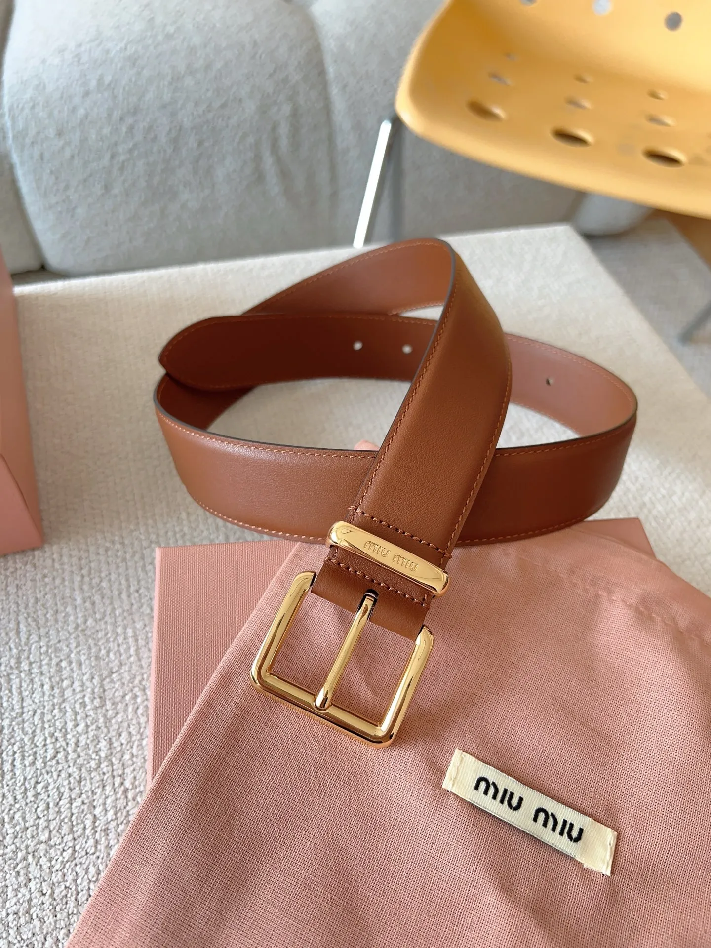 💰480💰Full package💰 💍Purchase level Miu Miu This leather belt has a simple yet elegant design, with the Miu Miu logo on the belt loop. Combining metallic details and signature elements, the Miu Miu belt's refined materials are highlighted. Versatile, practical, casual and elegant, it can be easily styled no matter what style it is! Belt wide width: 35mm