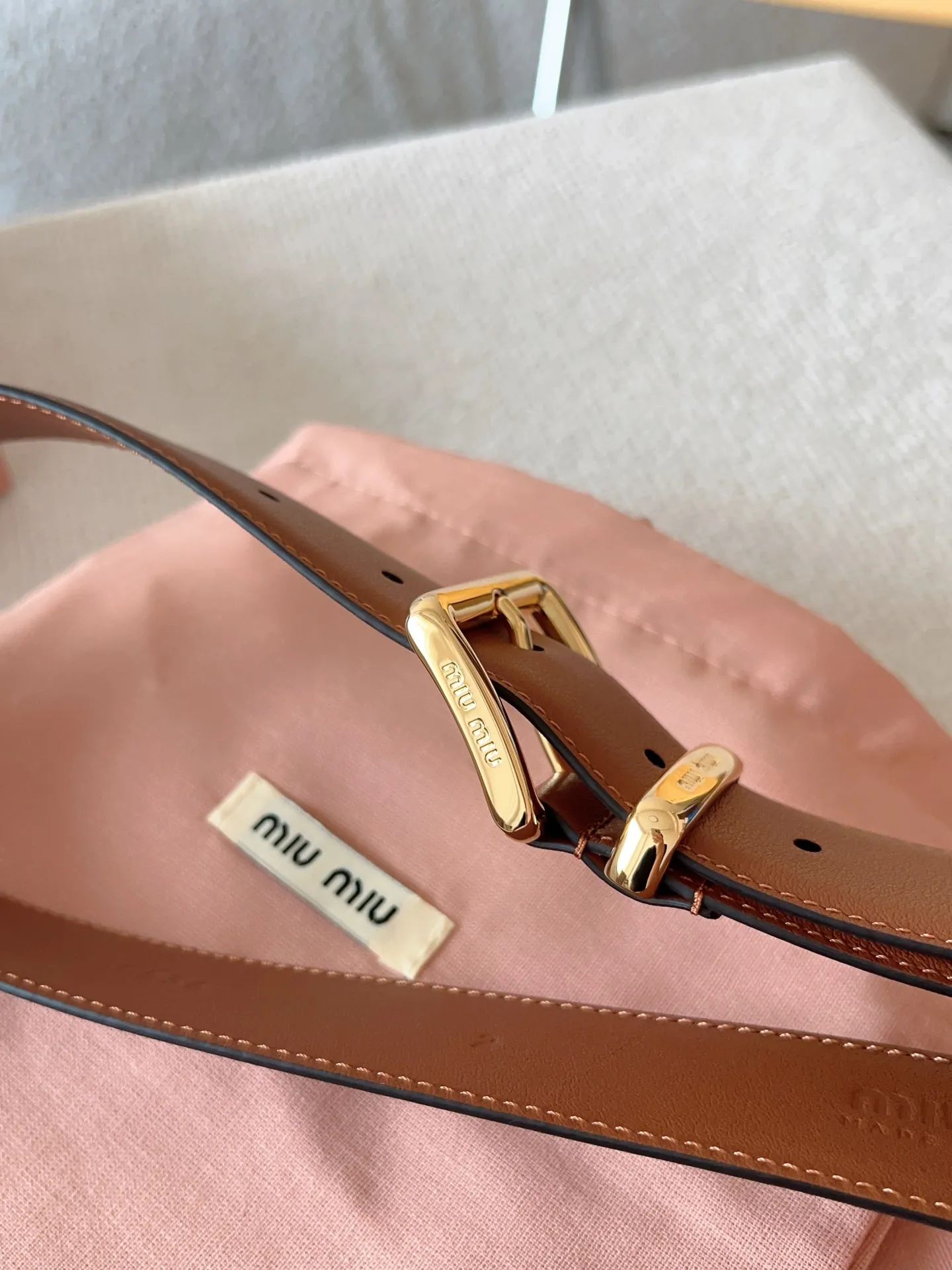 💰480💰Full package💰 💍Purchase level Miu Miu This leather belt has a simple yet elegant design, with the Miu Miu logo on the belt loop. Combining metallic details and signature elements, the Miu Miu belt's refined materials are highlighted. Versatile, practical, casual and elegant, it can be easily styled no matter what style it is! Belt wide width: 35mm