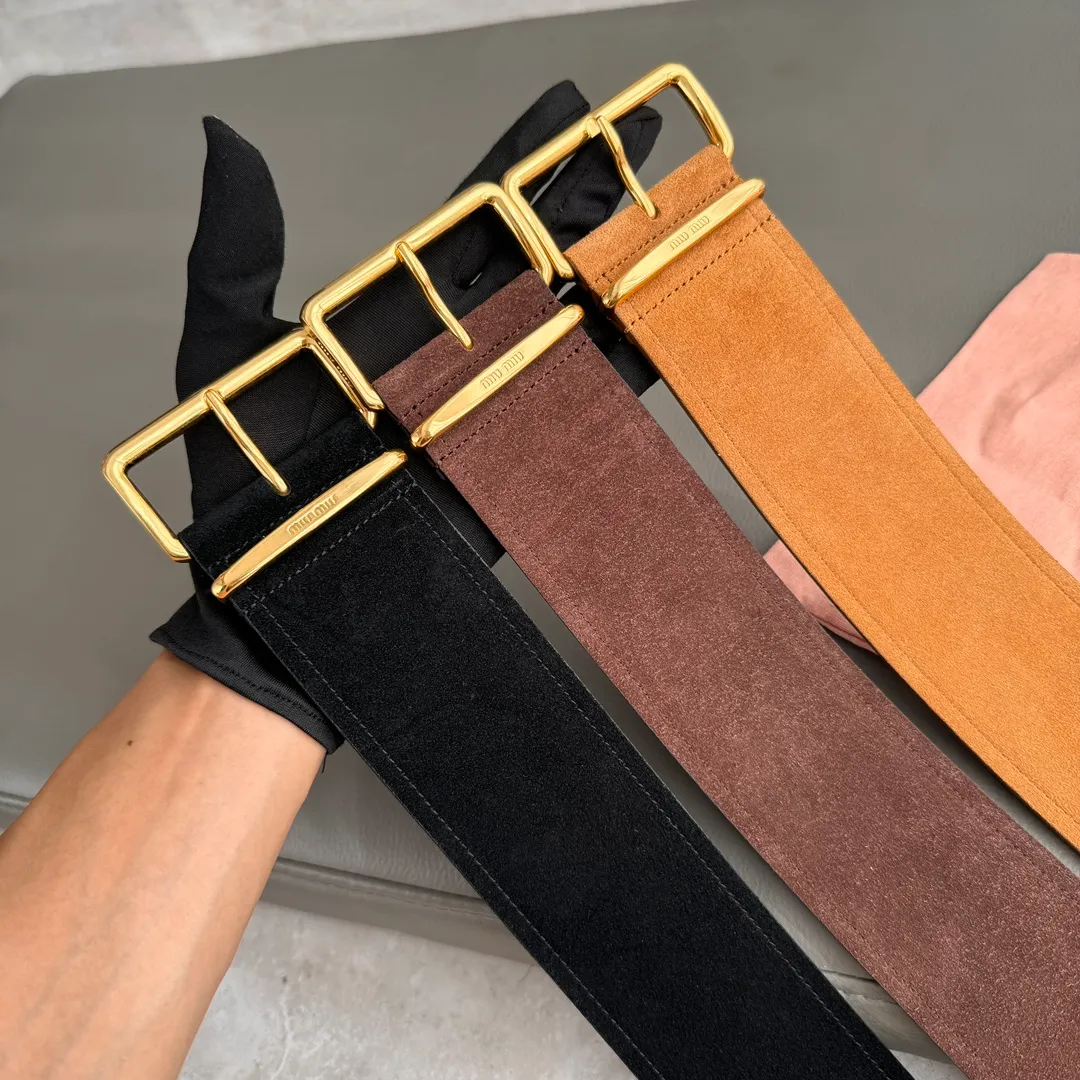 💰560💰Authentic packaging💰 💍Purchase grade Miu Miu 24 metal buckle. The belt loop is decorated with laser engraved logo. This leather belt has a simple and elegant design. The belt ring has the Miu Miu logo. Imported cowhide belt 6.0cm