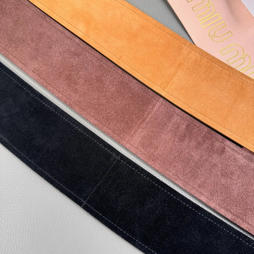 💰560💰Authentic packaging💰 💍Purchase grade Miu Miu 24 metal buckle. The belt loop is decorated with laser engraved logo. This leather belt has a simple and elegant design. The belt ring has the Miu Miu logo. Imported cowhide belt 6.0cm