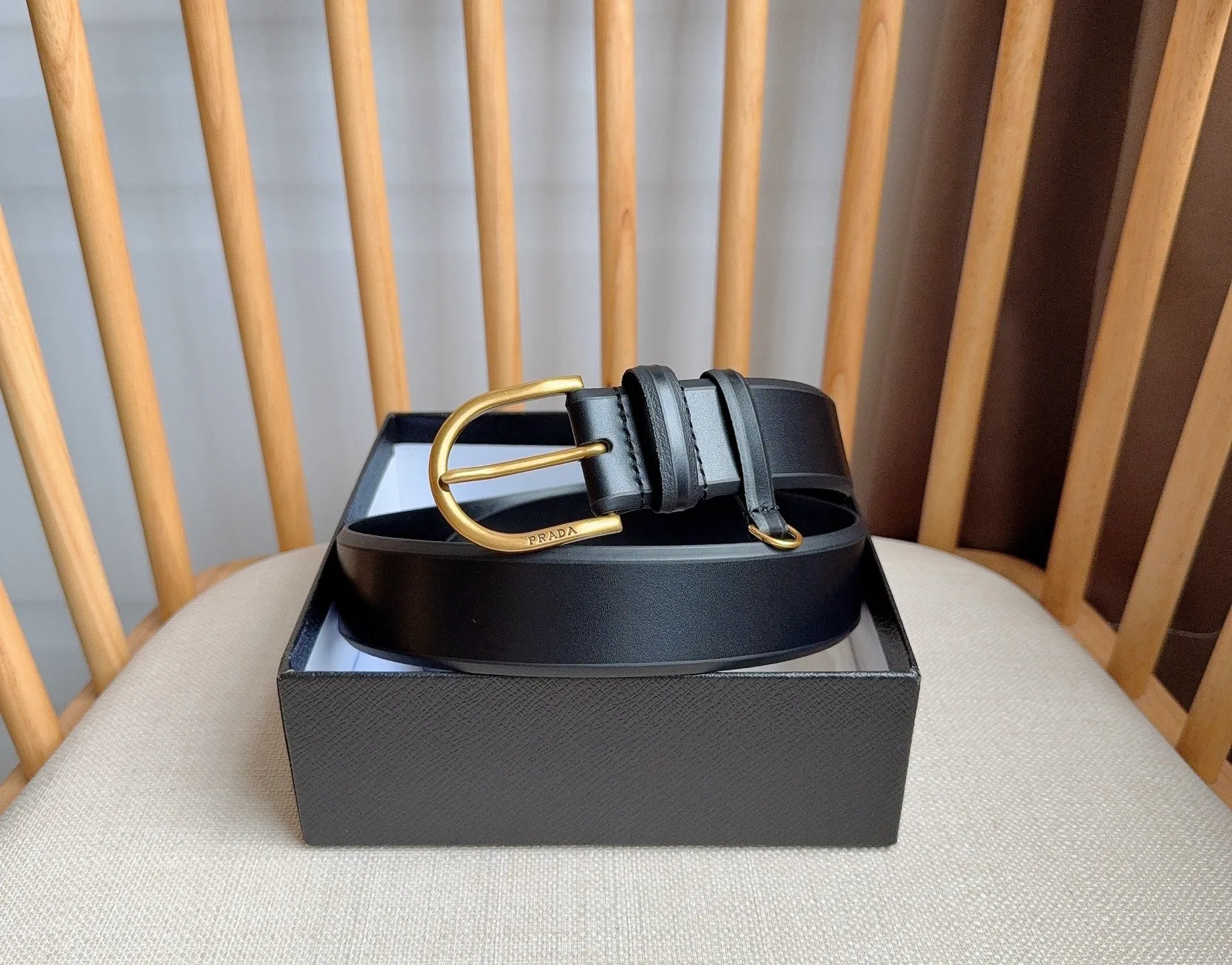 💰460💰Full package💰 💍Purchasing agent level PRADA⚡️🌹The latest model at the counter 🎉🎉🎉 This belt shows contemporary style with exquisite handmade details. It is made of leather and has a metal buckle to outline a smooth arc. As a finishing touch, it has unique characteristics and modernity, presenting a refined texture. Width: 3.5cm