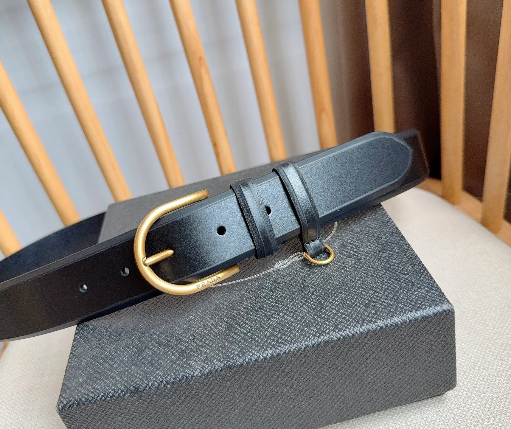 💰460💰Full package💰 💍Purchasing agent level PRADA⚡️🌹The latest model at the counter 🎉🎉🎉 This belt shows contemporary style with exquisite handmade details. It is made of leather and has a metal buckle to outline a smooth arc. As a finishing touch, it has unique characteristics and modernity, presenting a refined texture. Width: 3.5cm