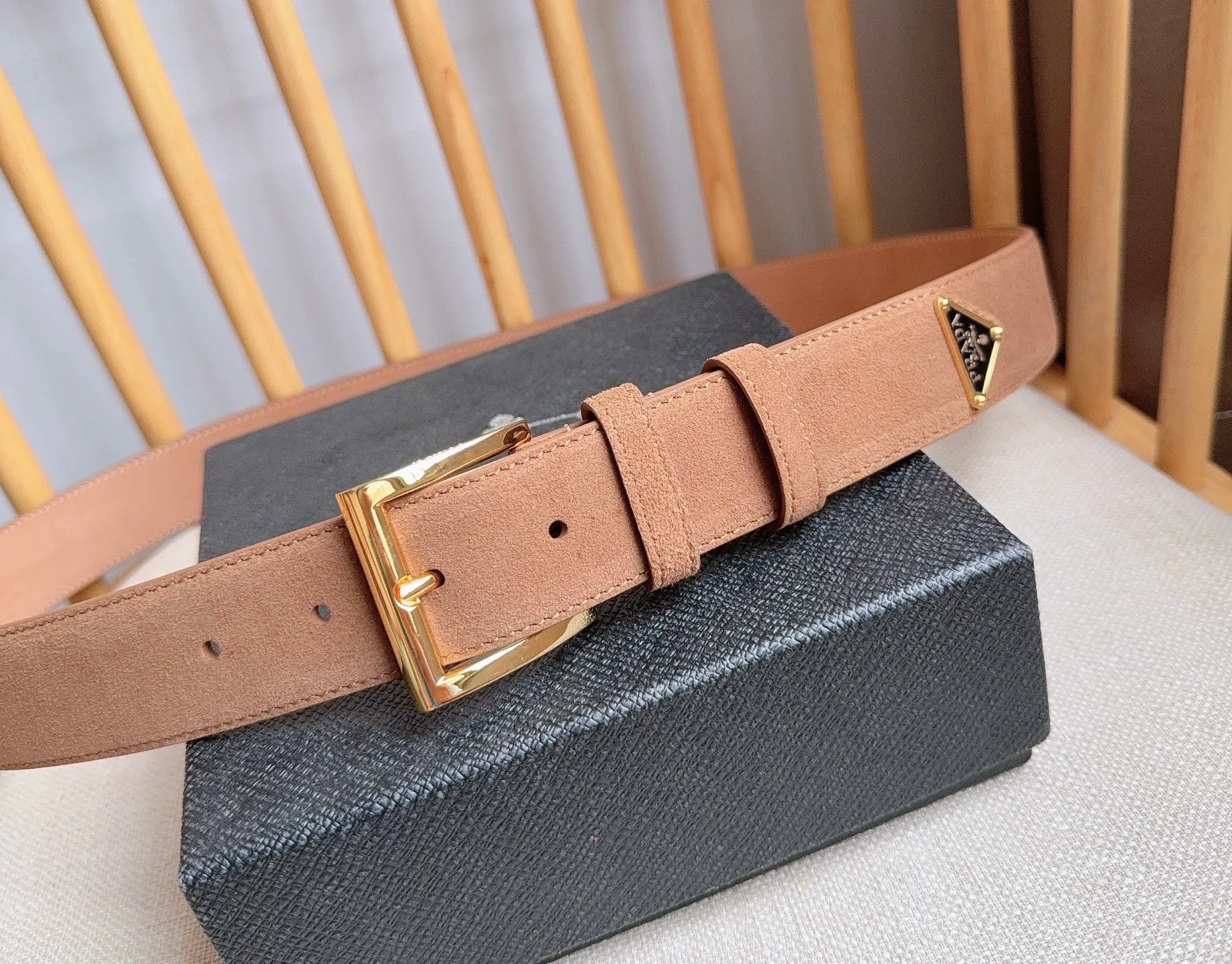 💰480💰Full package💰 💍Purchase-grade PRADA (Prada) ⚡️🌹The latest model at the counter. This suede leather belt has a simple yet exquisite style. The end is eye-catchingly decorated with an enamel triangular metal logo⚡️🌹It is the brand's iconic material. Unisex Width 3.5cm