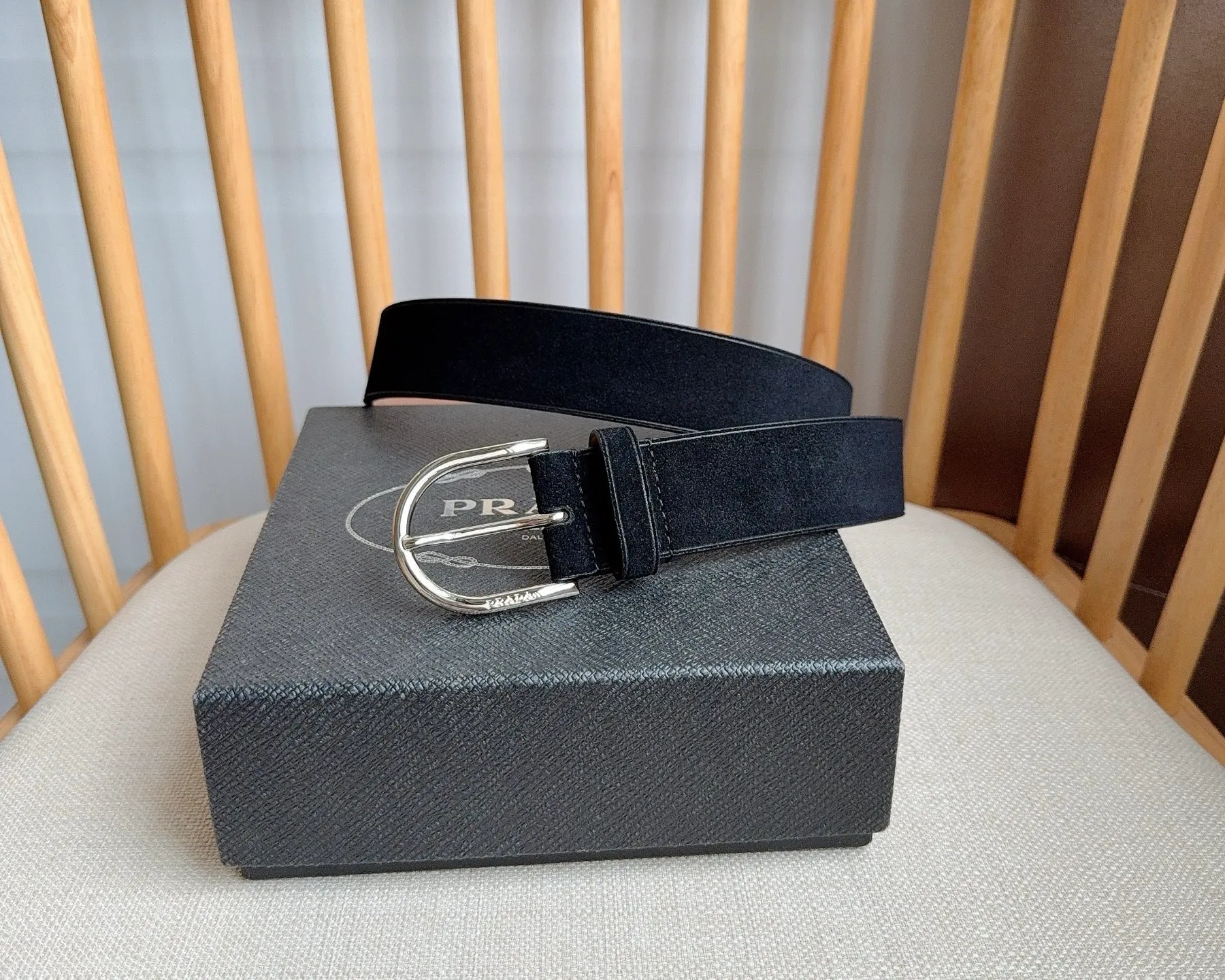 💰460💰Full package💰 💍Purchasing agent level PRADA⚡️🌹 The latest model at the counter 🎉🎉🎉 This soft suede leather belt has a simple and exquisite design. The metal buckle with rounded lines is the finishing touch for modern accessories. It has unique characteristics and modernity, presenting a refined texture. Width: 3.5cm