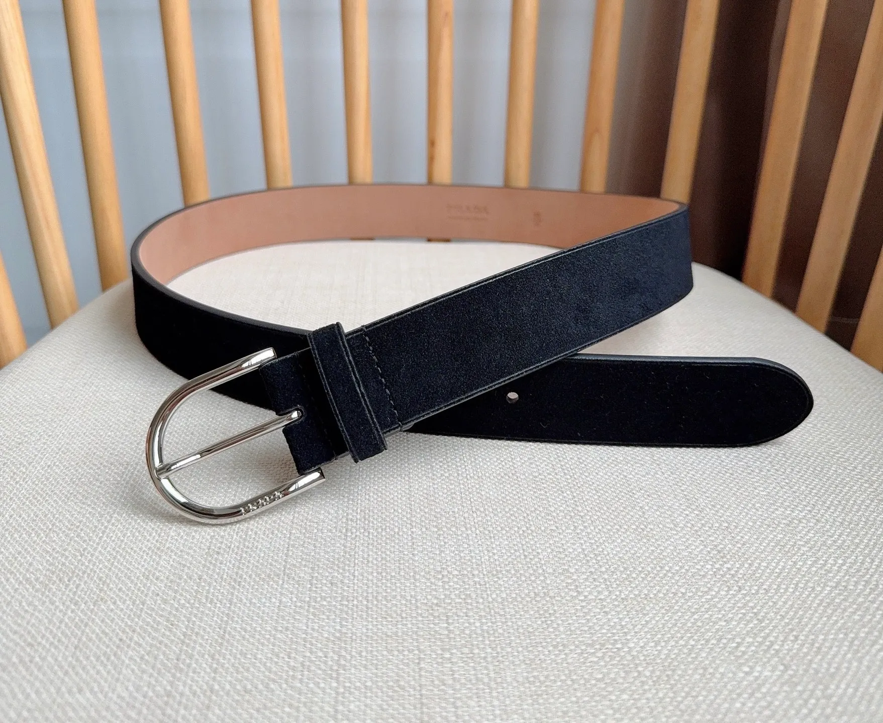 💰460💰Full package💰 💍Purchasing agent level PRADA⚡️🌹 The latest model at the counter 🎉🎉🎉 This soft suede leather belt has a simple and exquisite design. The metal buckle with rounded lines is the finishing touch for modern accessories. It has unique characteristics and modernity, presenting a refined texture. Width: 3.5cm