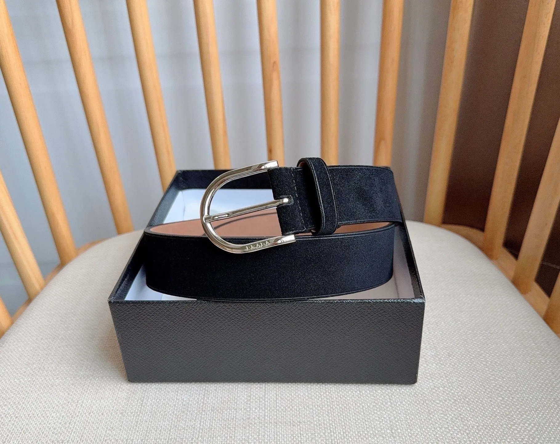 💰460💰Full package💰 💍Purchasing agent level PRADA⚡️🌹 The latest model at the counter 🎉🎉🎉 This soft suede leather belt has a simple and exquisite design. The metal buckle with rounded lines is the finishing touch for modern accessories. It has unique characteristics and modernity, presenting a refined texture. Width: 3.5cm