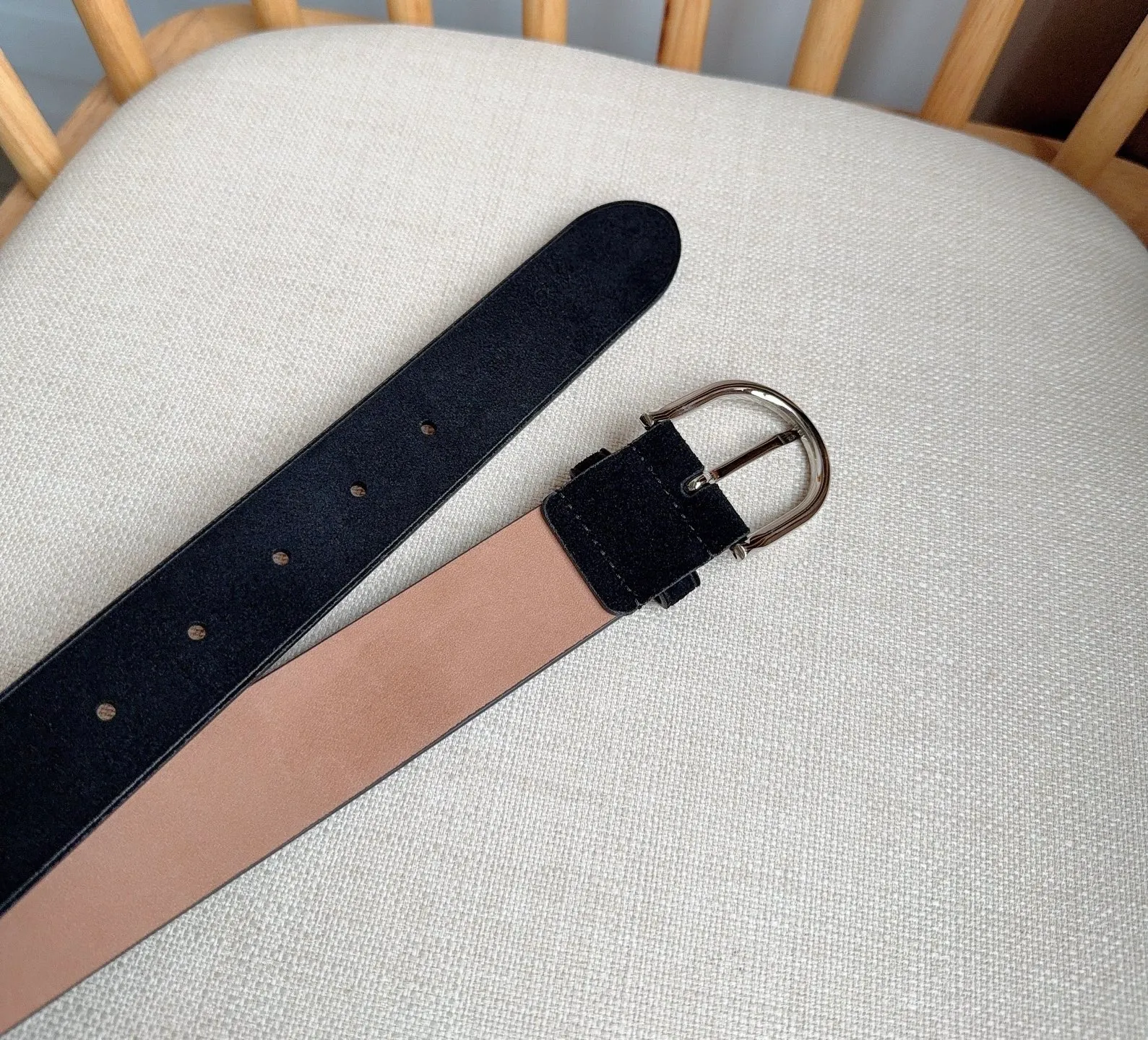 💰460💰Full package💰 💍Purchasing agent level PRADA⚡️🌹 The latest model at the counter 🎉🎉🎉 This soft suede leather belt has a simple and exquisite design. The metal buckle with rounded lines is the finishing touch for modern accessories. It has unique characteristics and modernity, presenting a refined texture. Width: 3.5cm