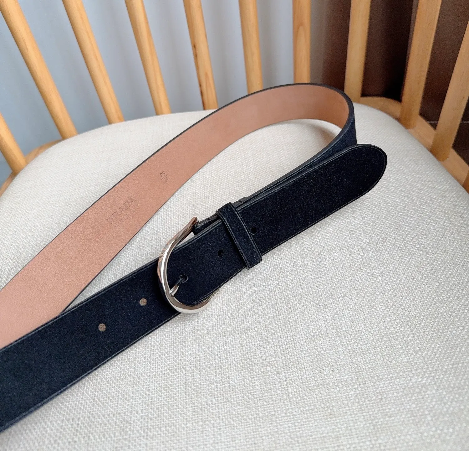 💰460💰Full package💰 💍Purchasing agent level PRADA⚡️🌹 The latest model at the counter 🎉🎉🎉 This soft suede leather belt has a simple and exquisite design. The metal buckle with rounded lines is the finishing touch for modern accessories. It has unique characteristics and modernity, presenting a refined texture. Width: 3.5cm