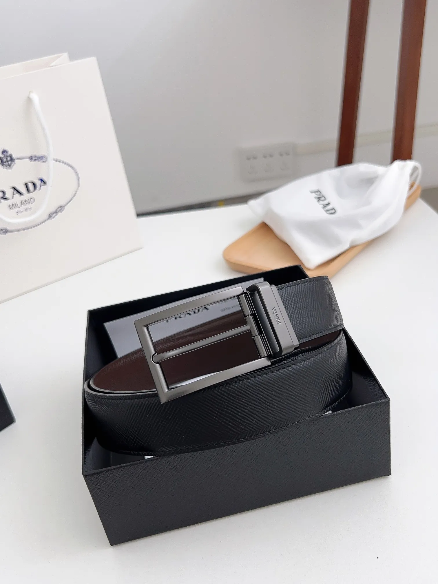 💰480💰Full package💰 💍Purchasing-grade Prada high-quality goods Width 3.5cm Grained first-layer calfskin, exquisite diagonal stitching. Italian Finnis oil edge, buckle: pure copper buckle Size: 100-125cm