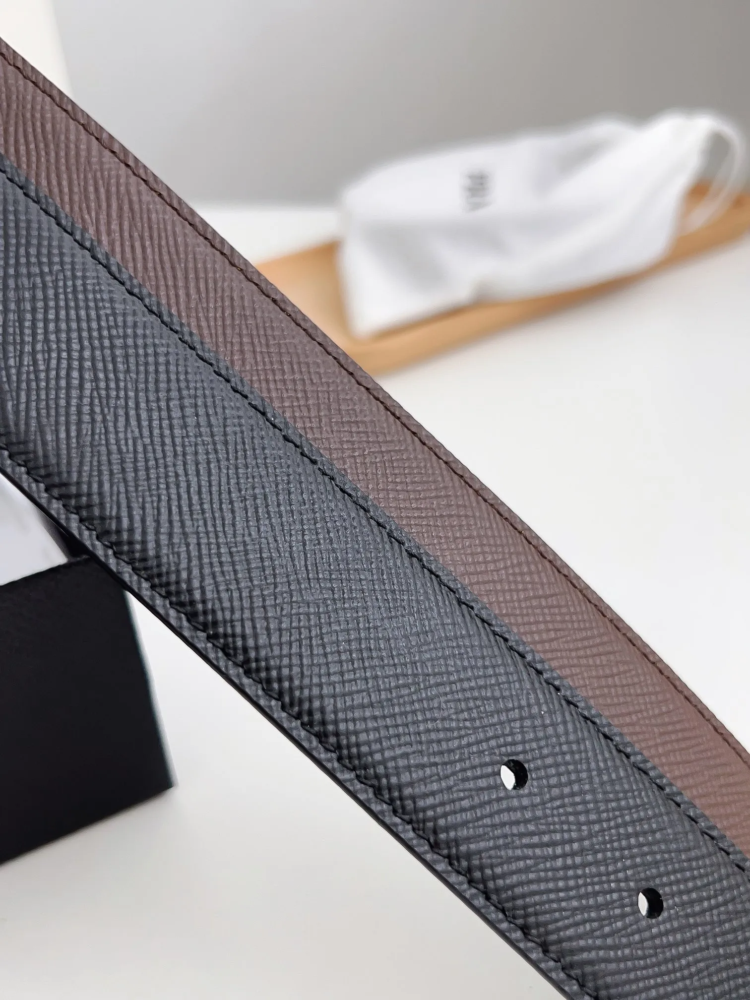 💰480💰Full package💰 💍Purchasing-grade Prada high-quality goods Width 3.5cm Grained first-layer calfskin, exquisite diagonal stitching. Italian Finnis oil edge, buckle: pure copper buckle Size: 100-125cm