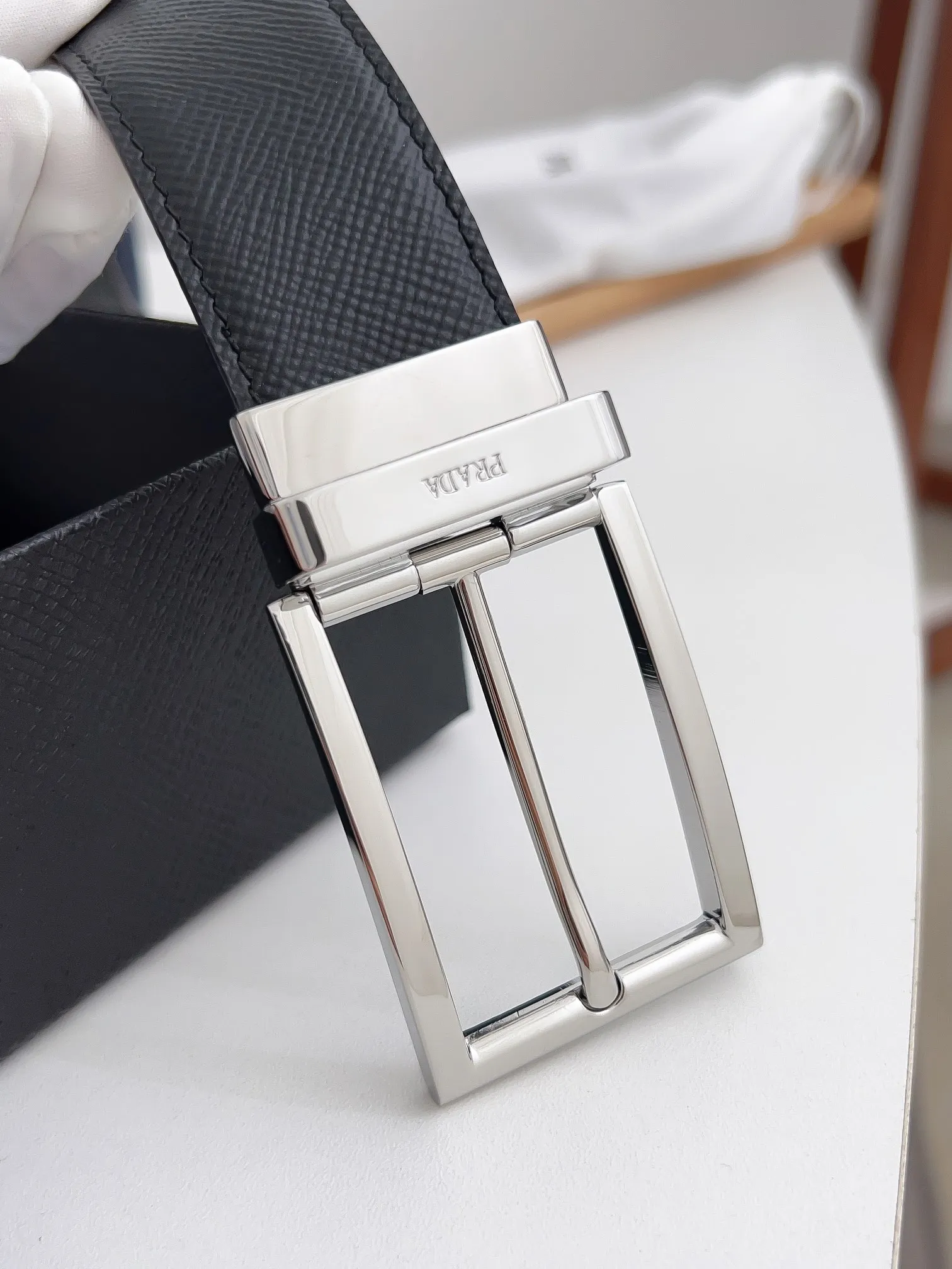 💰480💰Full package💰 💍Purchasing-grade Prada high-quality goods Width 3.5cm Grained first-layer calfskin, exquisite diagonal stitching. Italian Finnis oil edge, buckle: pure copper buckle Size: 100-125cm