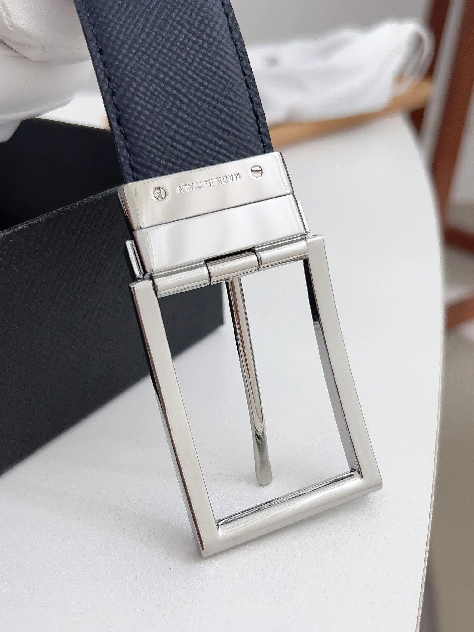💰480💰Full package💰 💍Purchasing-grade Prada high-quality goods Width 3.5cm Grained first-layer calfskin, exquisite diagonal stitching. Italian Finnis oil edge, buckle: pure copper buckle Size: 100-125cm